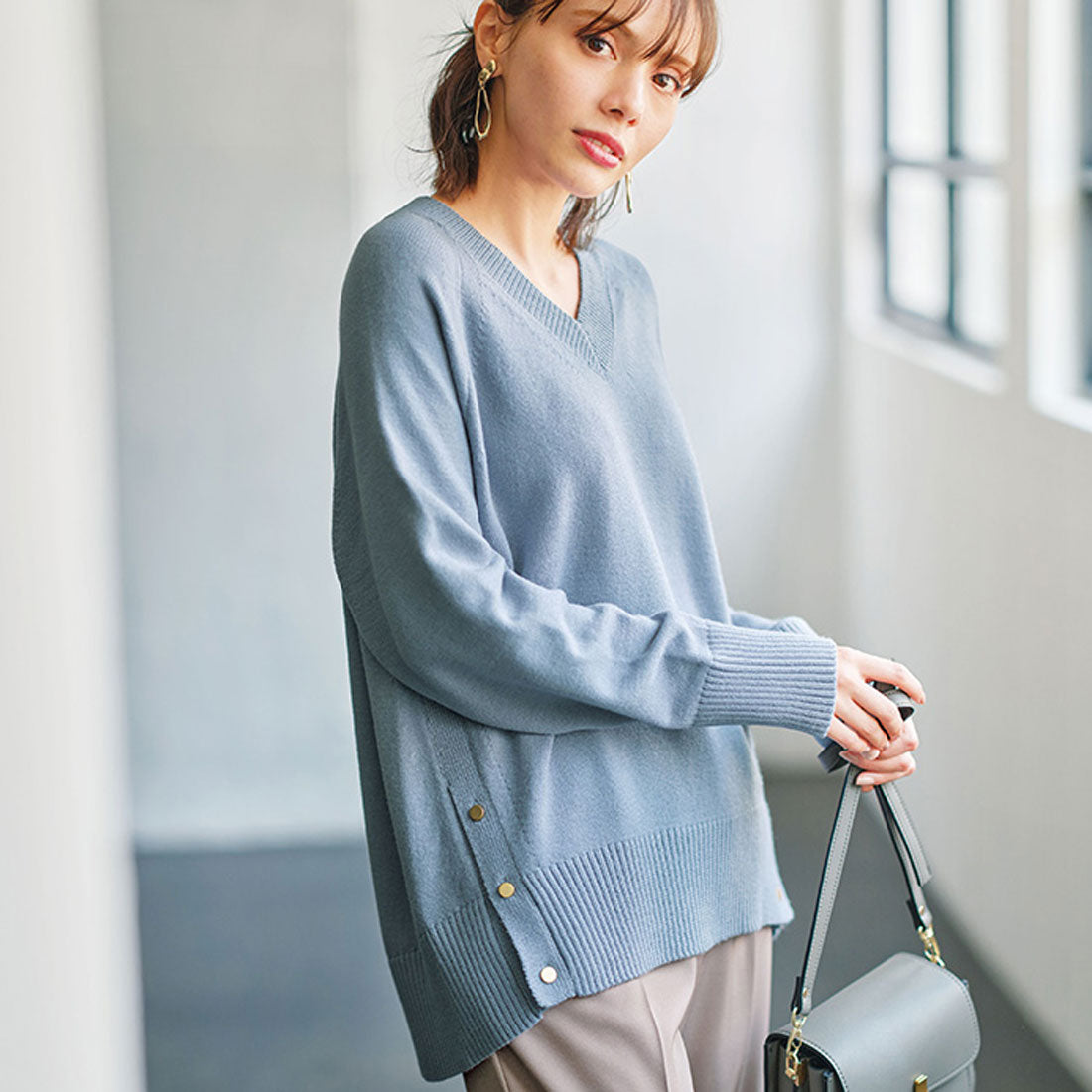 ジーラ GeeRA 裾ボタンVネックモチモチニット,ブルー