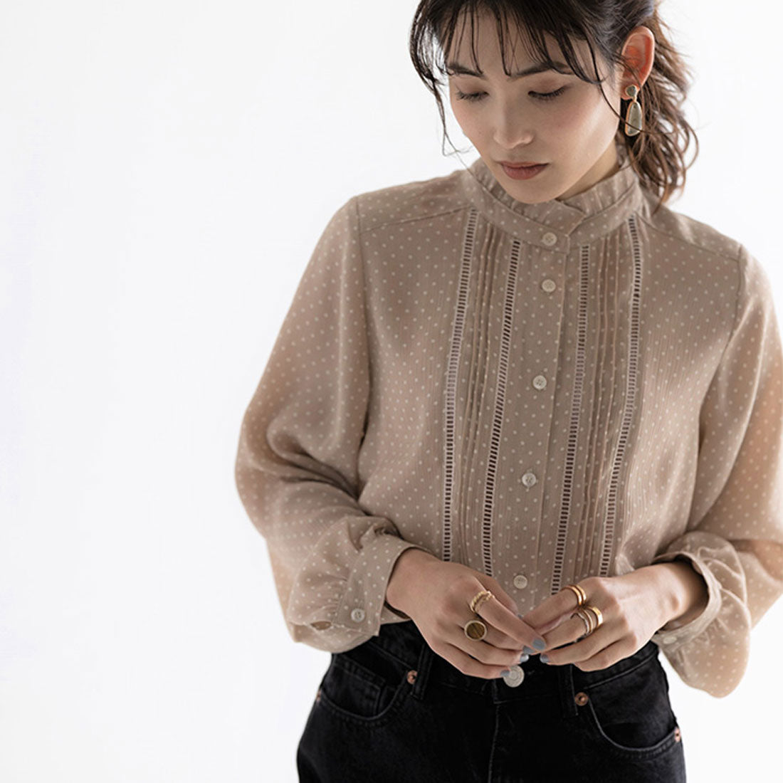 ジーラ GeeRA ドット柄ピンタックブラウス