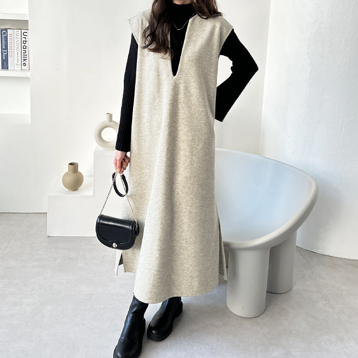 GeeRA V-neck oversized jumper skirt