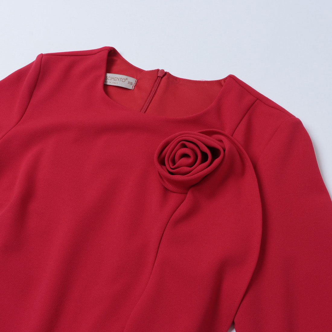 リナシメント RINASCIMENTO ラッフルフリルコサージュワンピース （Rosso） Rosso