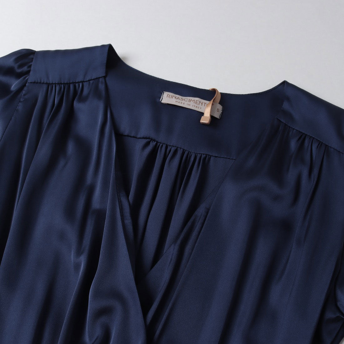 リナシメント RINASCIMENTO チェーンベルトカシュクールサテンマキシワンピース （Blu Navy） Blu Navy