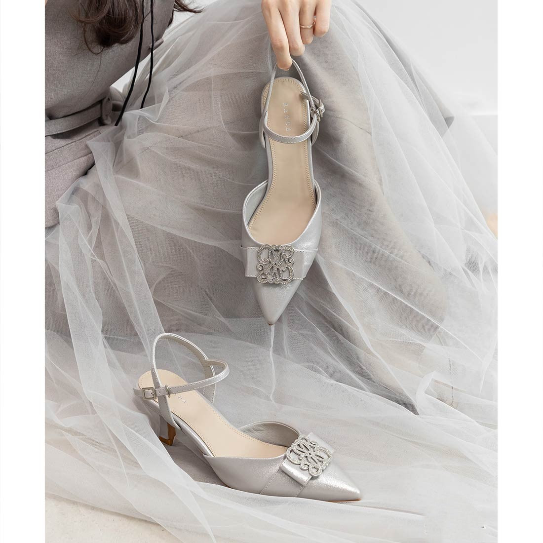 ランダ RANDA ビジューモノグラムパーツストラップパンプス （SILVER） SILVER