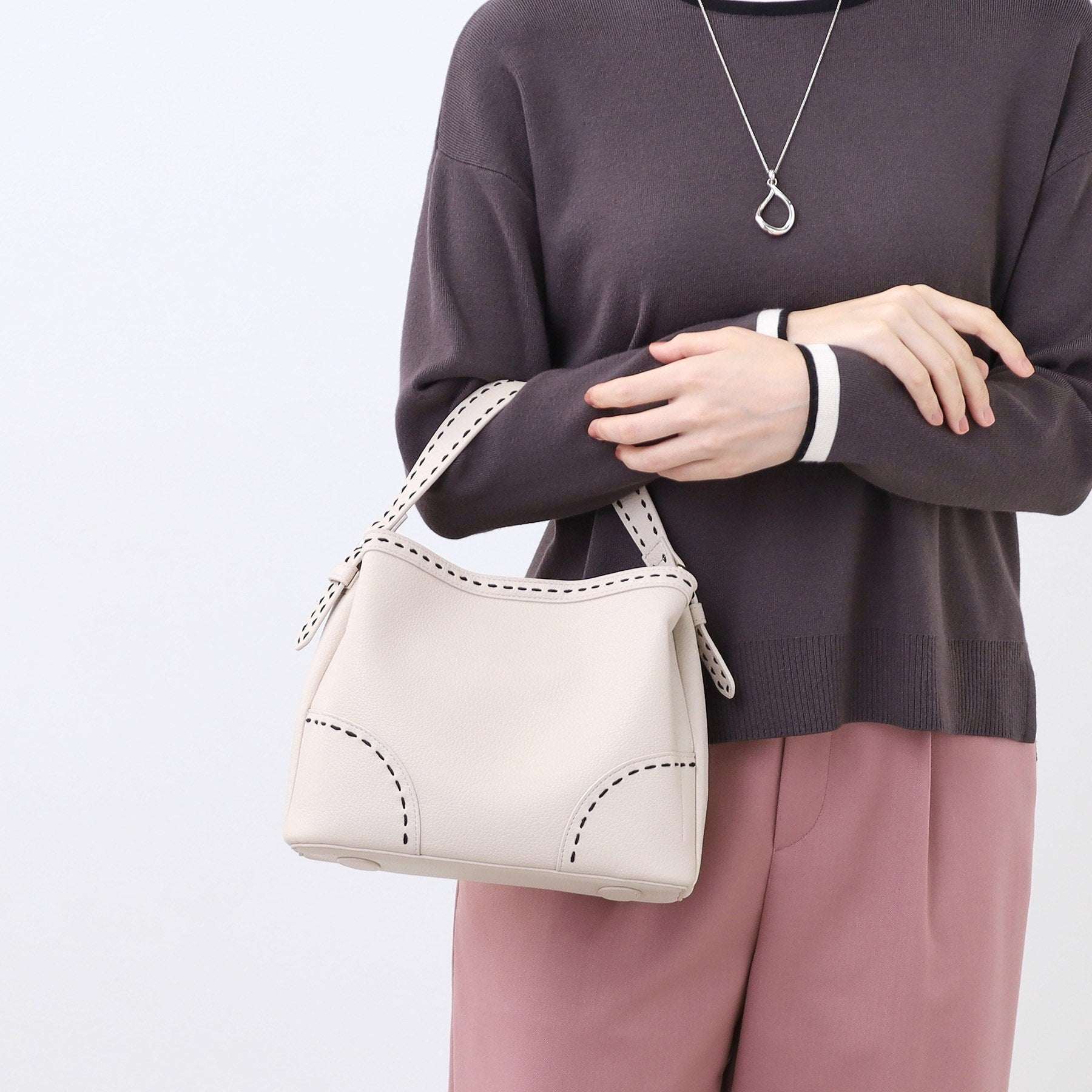 リフレクト Reflect 【収納力◎／付属ストラップあり】バイカラーステッチバッグ （ライトベージュ(051)） ライトベージュ(051)