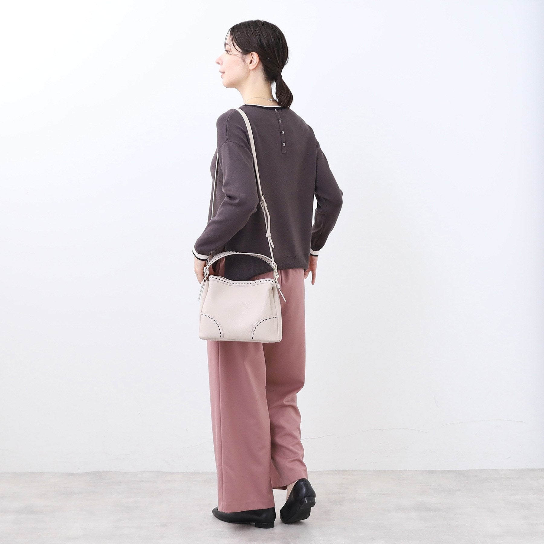 リフレクト Reflect 【収納力◎／付属ストラップあり】バイカラーステッチバッグ （ライトベージュ(051)） ライトベージュ(051)