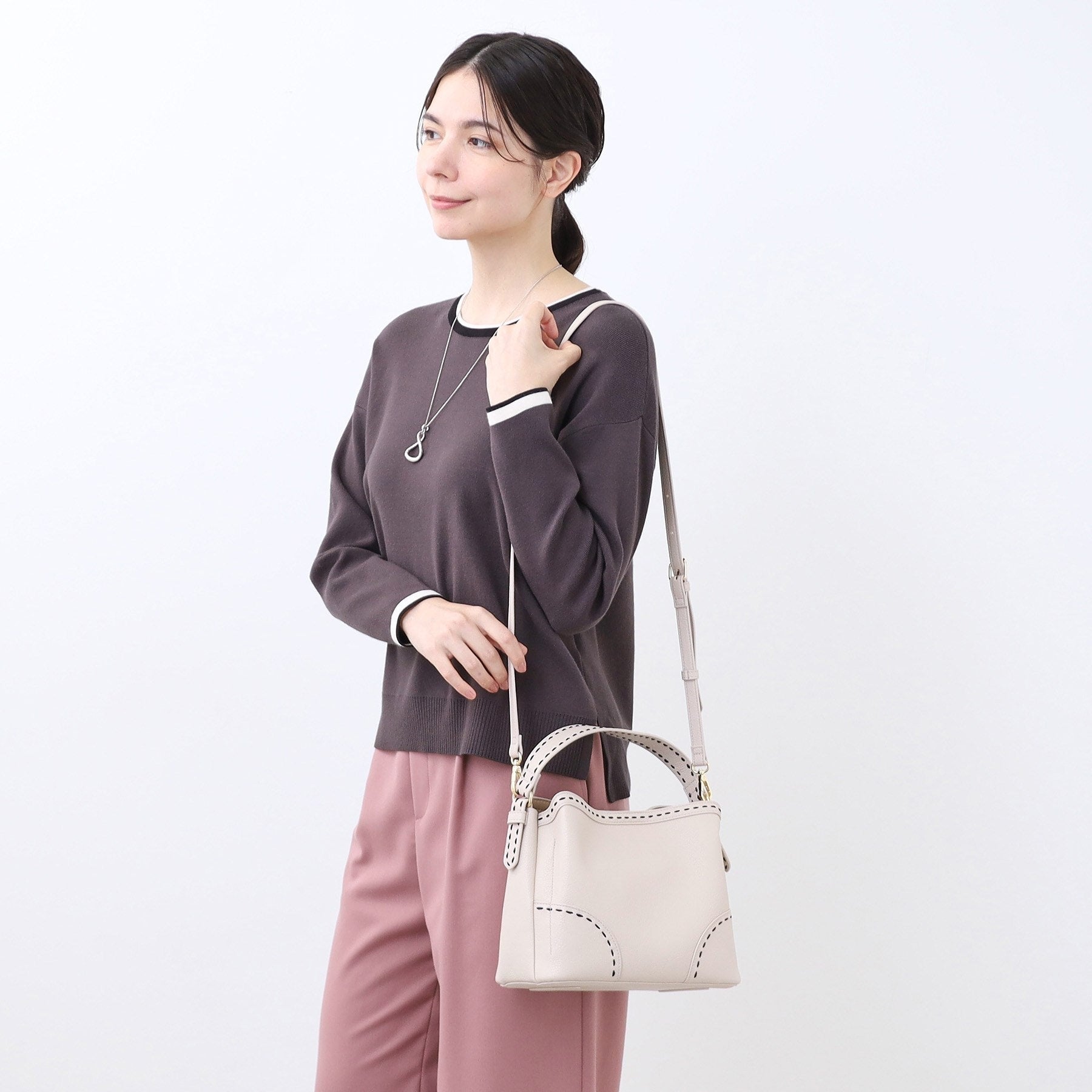 リフレクト Reflect 【収納力◎／付属ストラップあり】バイカラーステッチバッグ （ライトベージュ(051)） ライトベージュ(051)