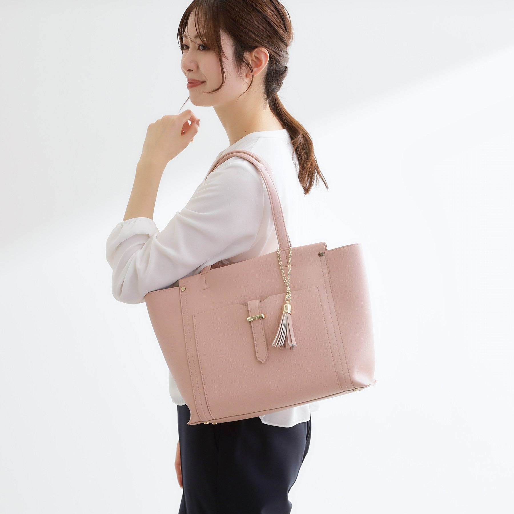 リフレクト Reflect 【たっぷり収納！／通勤におすすめ】’26春夏毎日ミディアムバッグ （ライトピンク(070)） ライトピンク(070)