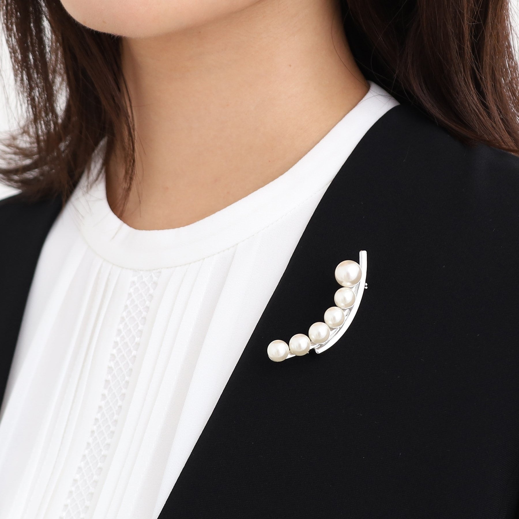 リフレクト Reflect 【フォーマル／入卒】カーブデザインパール調ブローチ （シルバー(006)） シルバー(006)