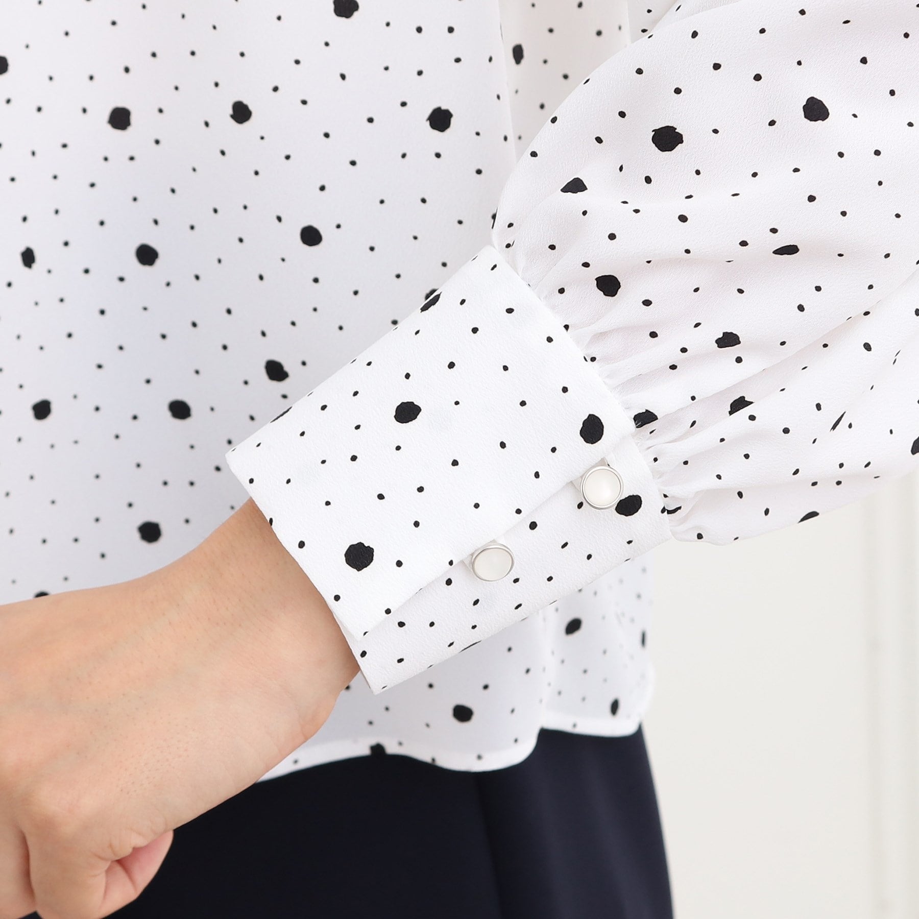 リフレクト Reflect 【フォーマル／入卒／ママスーツ／マシンウォッシュ可】ドットプリントブラウス （オフホワイト(103)） オフホワイト(103)