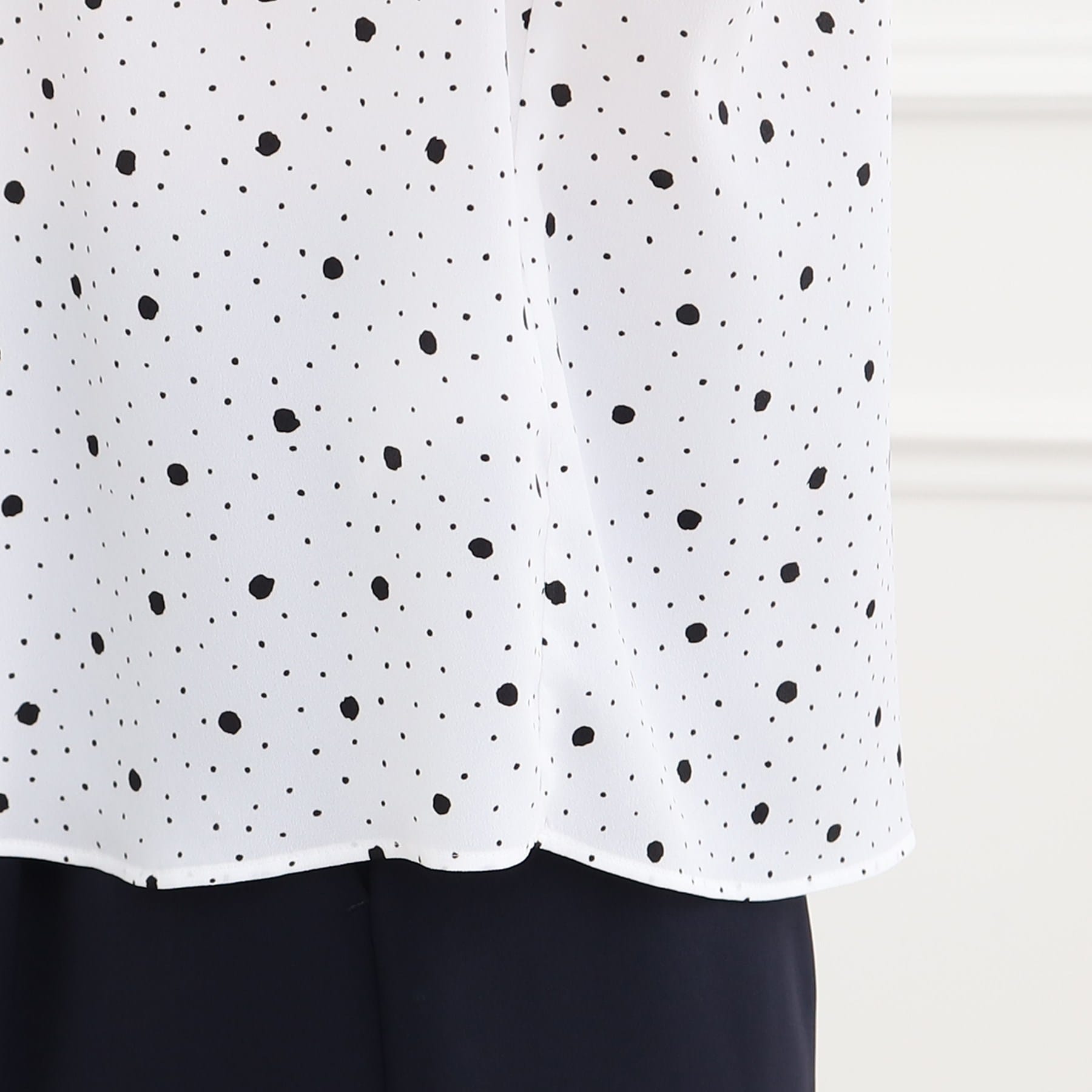 リフレクト Reflect 【フォーマル／入卒／ママスーツ／マシンウォッシュ可】ドットプリントブラウス （オフホワイト(103)） オフホワイト(103)