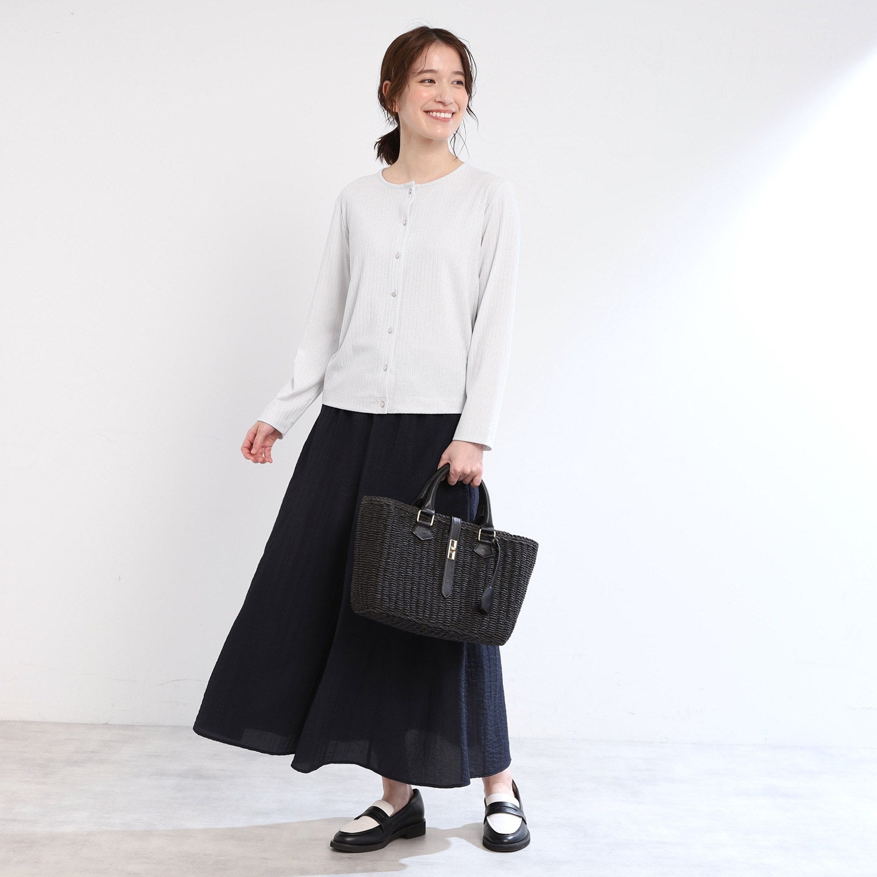 リフレクト Reflect 【E-QUALITY／手洗い可／一枚着でも◎】ラメ入りドット風ボタンカーディガン （ライトグレー(010)） ライトグレー(010)