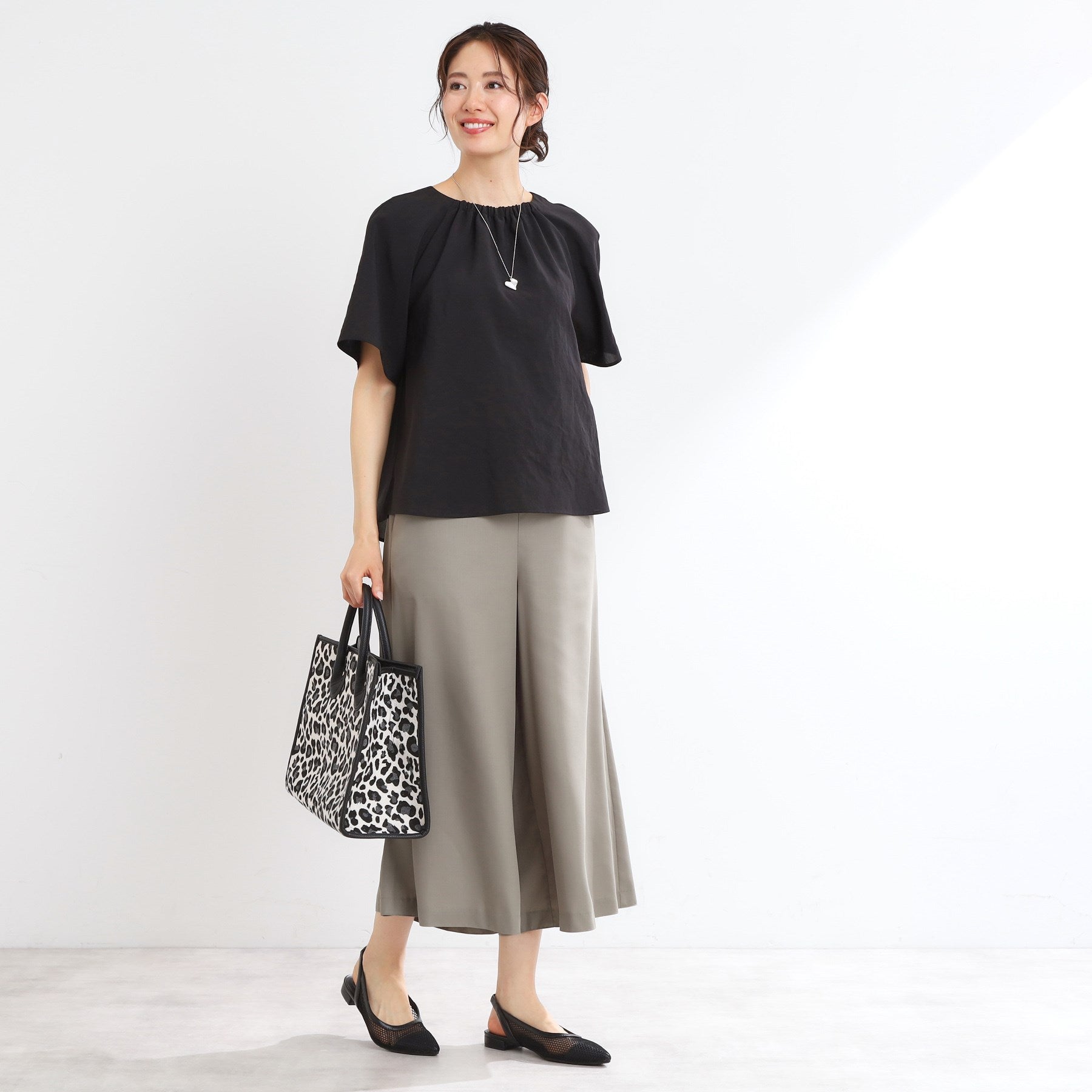 リフレクト Reflect 【UVカット／接触冷感／マシンウォッシュ可／吸水速乾／セットアップ可／夏の通勤におすすめ】ネックギャザータックブラウス （ブラック(019)） ブラック(019)