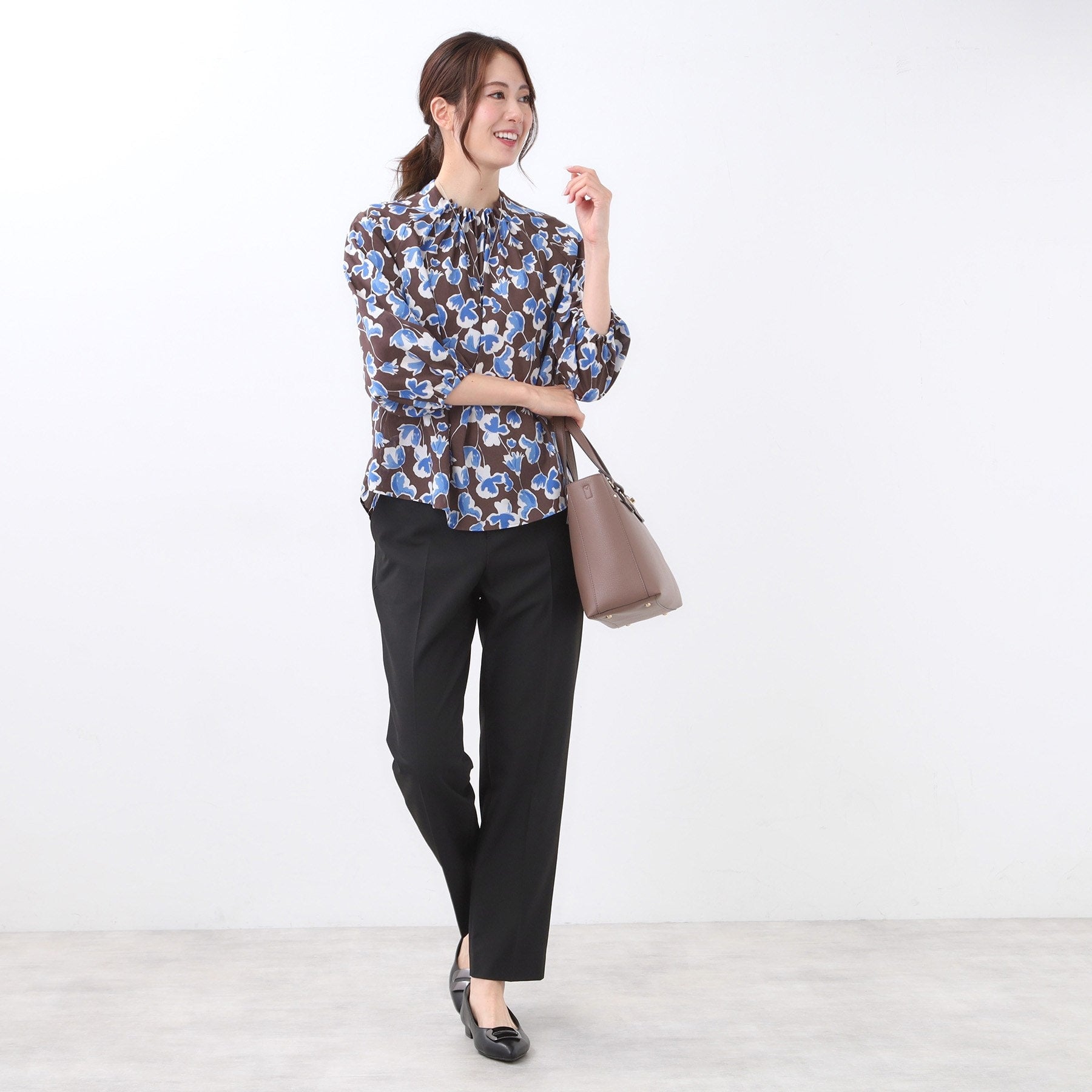 リフレクト Reflect 【ジャケットのインナーにおすすめ◎】花柄タックデザインブブラウス （ネイビー(194)） ネイビー(194)