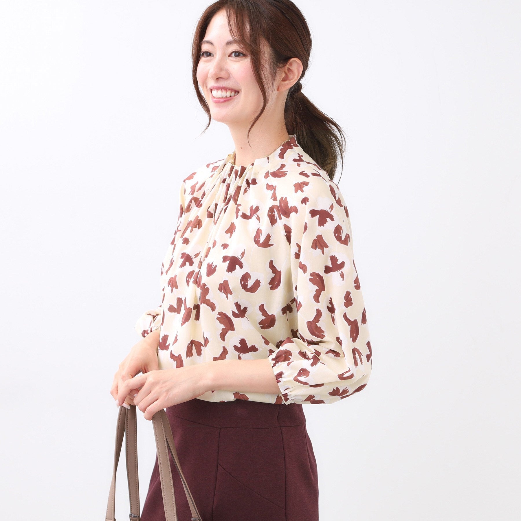 リフレクト Reflect 【ジャケットのインナーにおすすめ◎】花柄タックデザインブブラウス （ネイビー(194)） ネイビー(194)