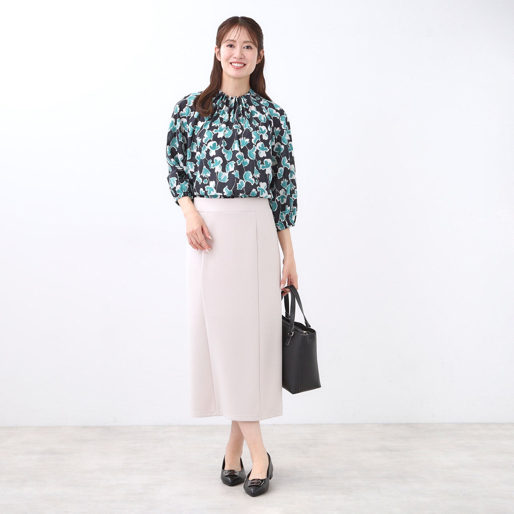 リフレクト Reflect 【ジャケットのインナーにおすすめ◎】花柄タックデザインブブラウス （ネイビー(194)） ネイビー(194)