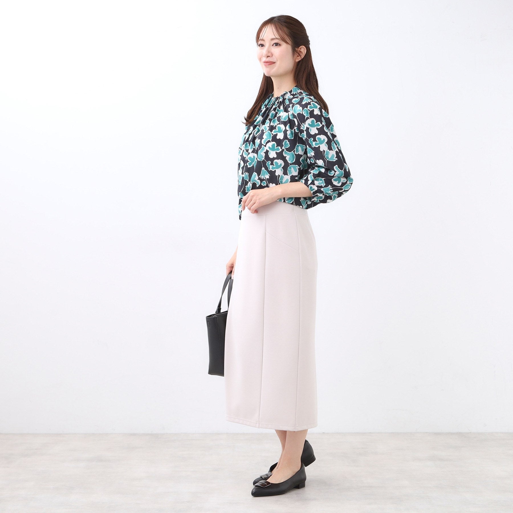 リフレクト Reflect 【ジャケットのインナーにおすすめ◎】花柄タックデザインブブラウス （ネイビー(194)） ネイビー(194)