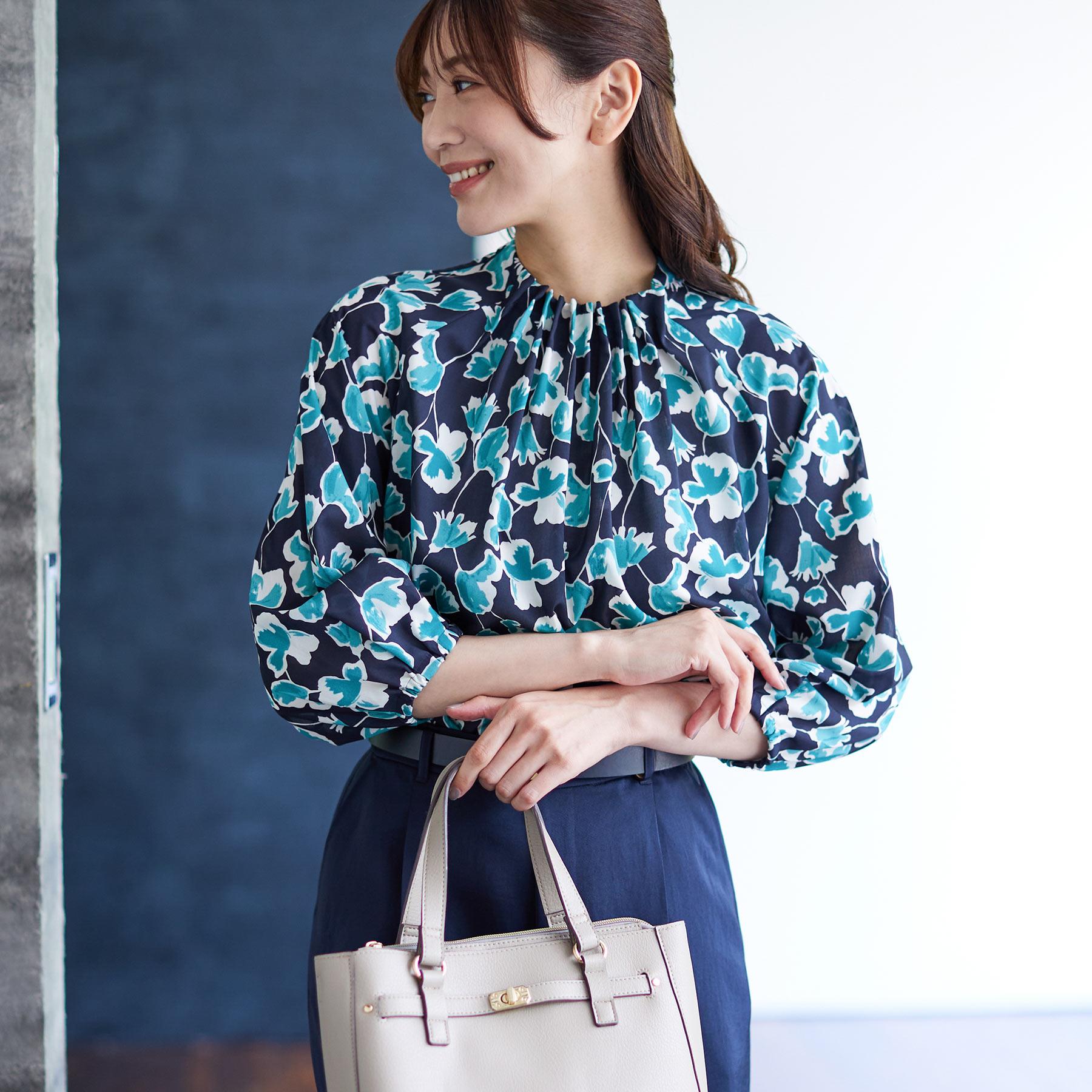 リフレクト Reflect 【ジャケットのインナーにおすすめ◎】花柄タックデザインブブラウス （ネイビー(194)） ネイビー(194)