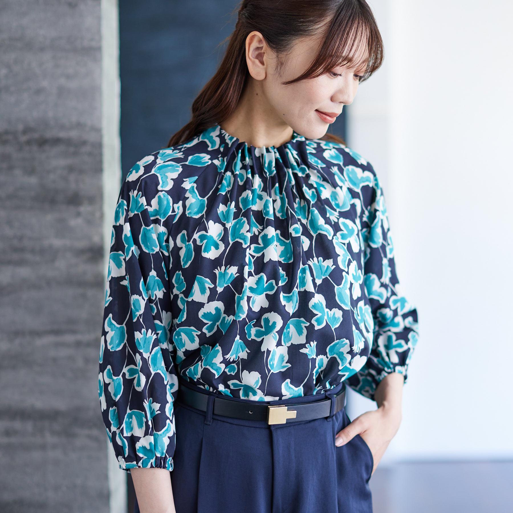 リフレクト Reflect 【ジャケットのインナーにおすすめ◎】花柄タックデザインブブラウス （ネイビー(194)） ネイビー(194)