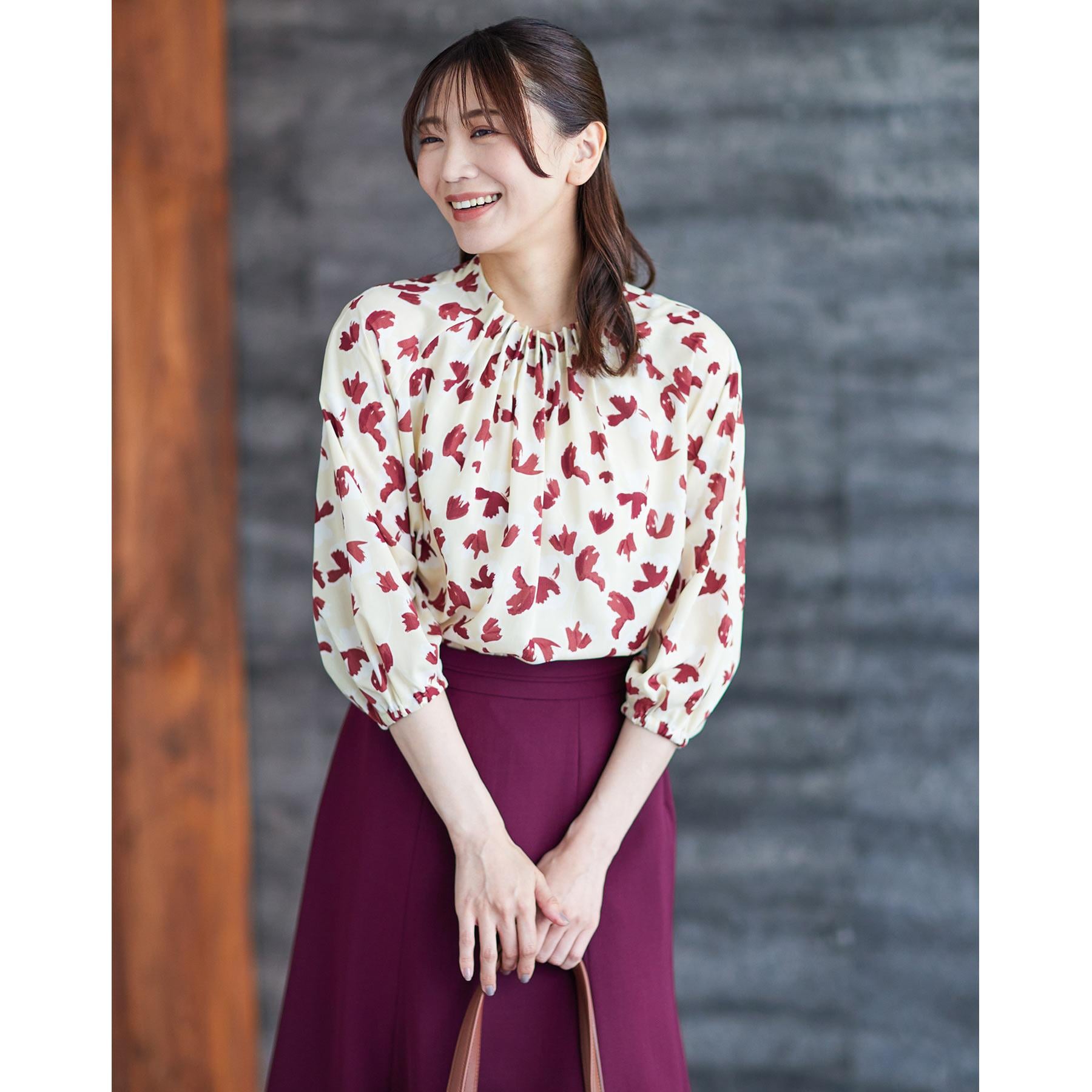 リフレクト Reflect 【ジャケットのインナーにおすすめ◎】花柄タックデザインブブラウス （ネイビー(194)） ネイビー(194)