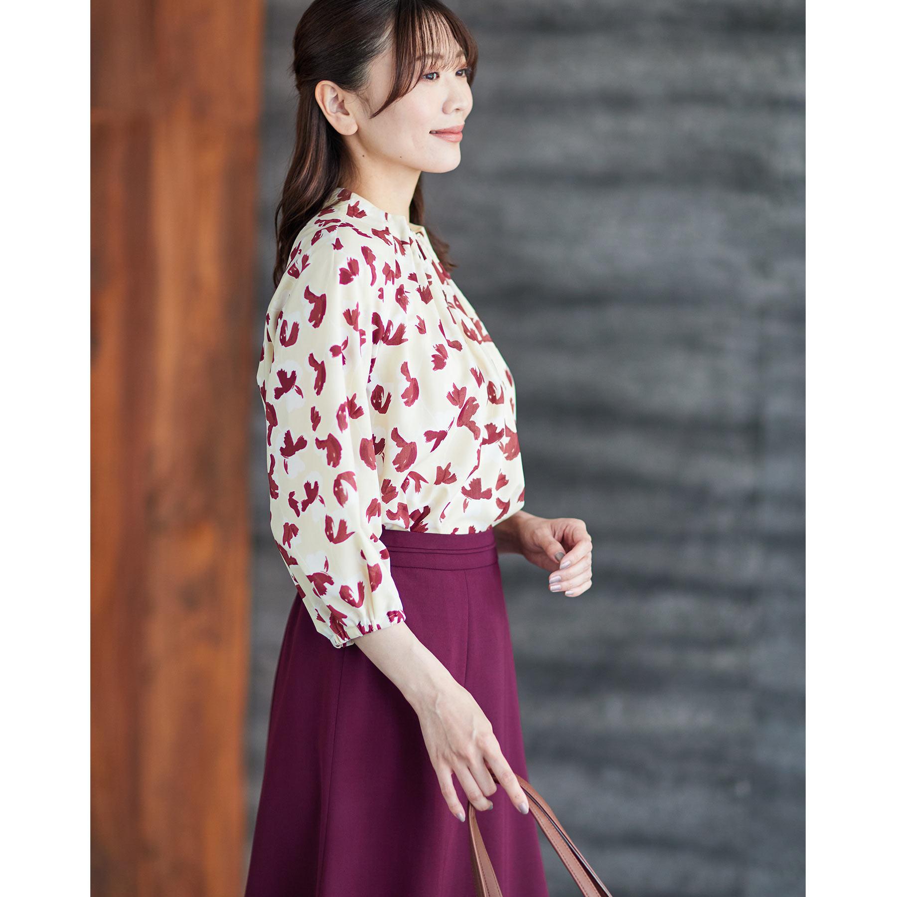 リフレクト Reflect 【ジャケットのインナーにおすすめ◎】花柄タックデザインブブラウス （ネイビー(194)） ネイビー(194)