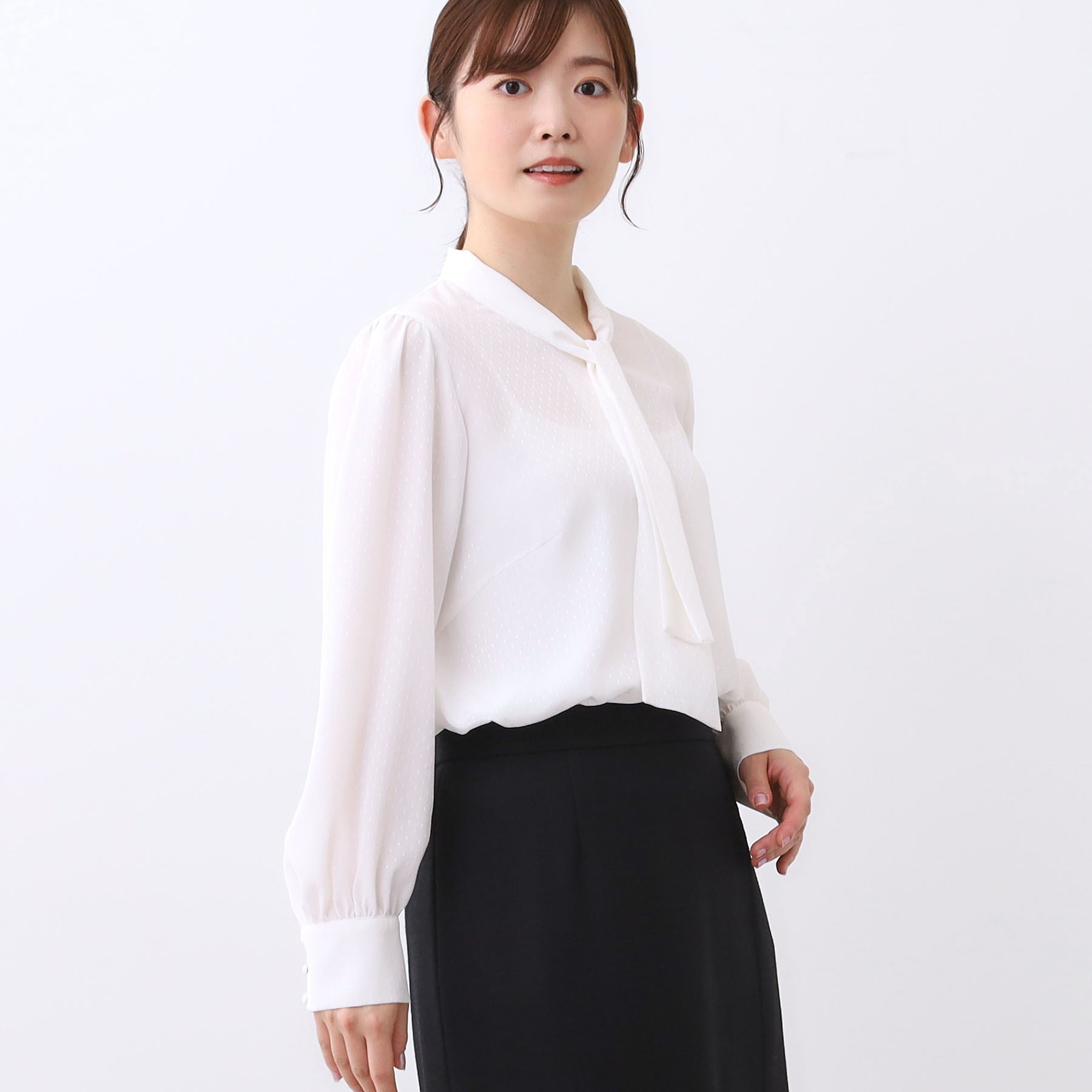 リフレクト Reflect 【きちんと見え／通勤／セレモニーにおすすめ◎】ドット柄ボウタイブラウス （オフホワイト(003)） オフホワイト(003)