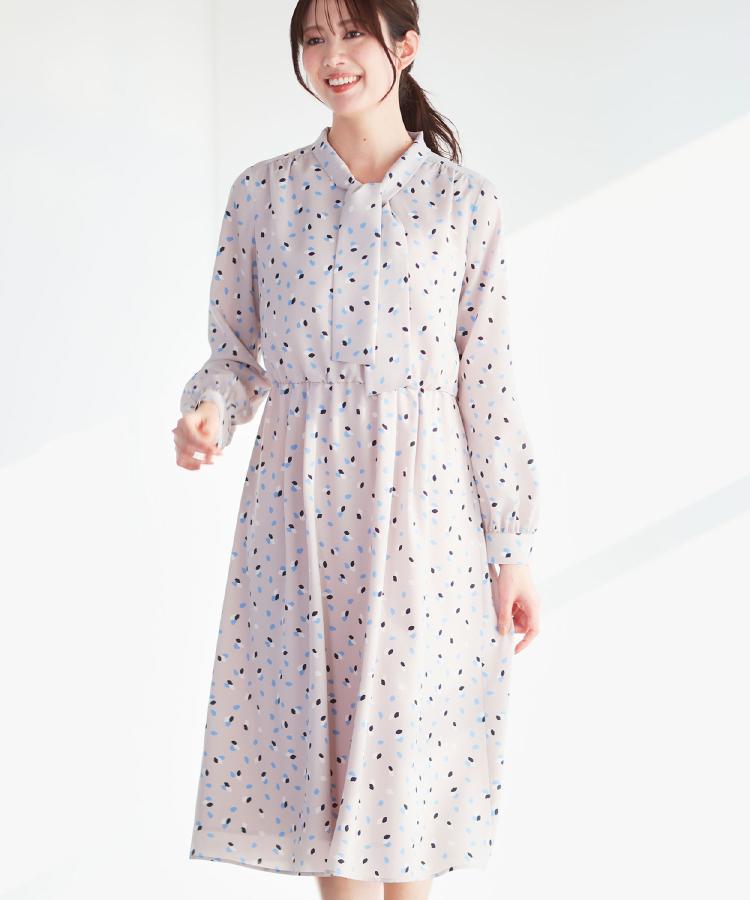 リフレクト Reflect ◆【通勤・おでかけにおすすめ◎】フラワープリントボウタイワンピース （ライトグレー(111)） ライトグレー(111)