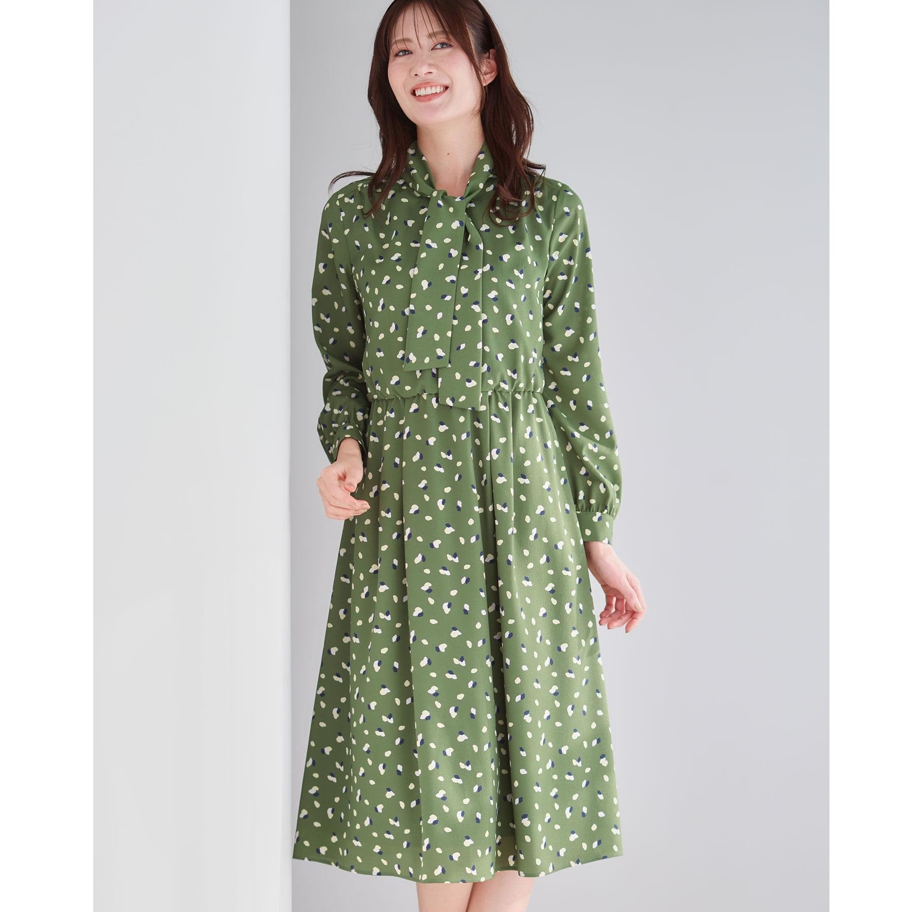 リフレクト Reflect 【通勤・おでかけにおすすめ◎】フラワープリントボウタイワンピース （カーキ(127)） カーキ(127)