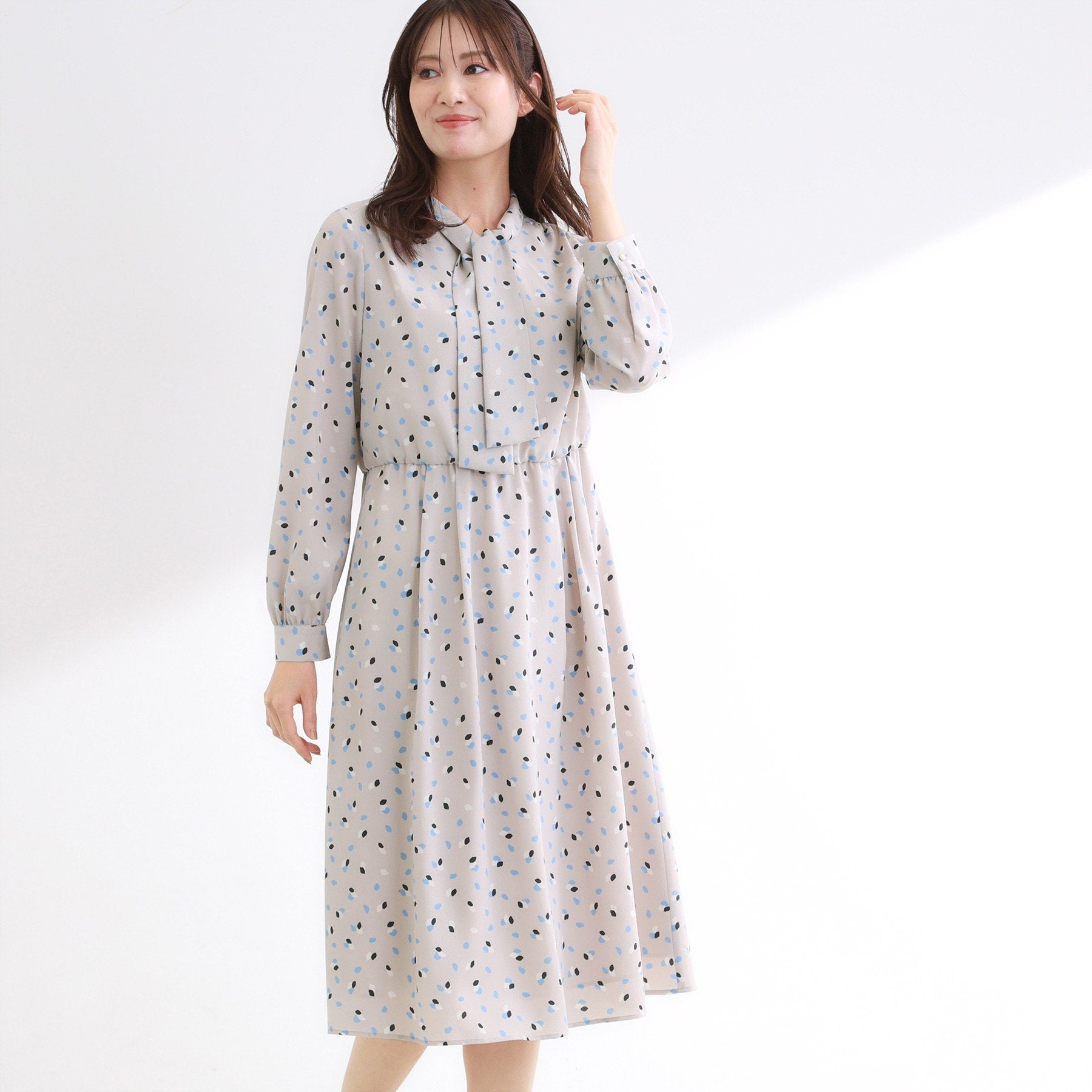 リフレクト Reflect 【通勤・おでかけにおすすめ◎】フラワープリントボウタイワンピース （カーキ(127)） カーキ(127)