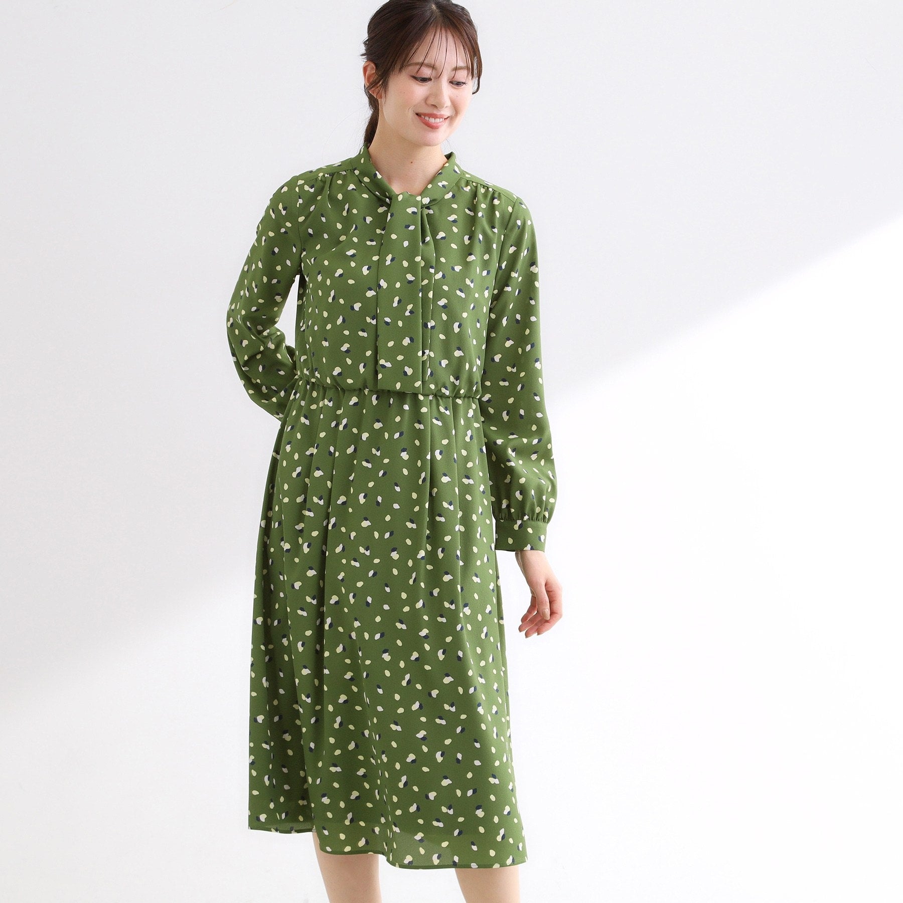 リフレクト Reflect 【通勤・おでかけにおすすめ◎】フラワープリントボウタイワンピース （カーキ(127)） カーキ(127)