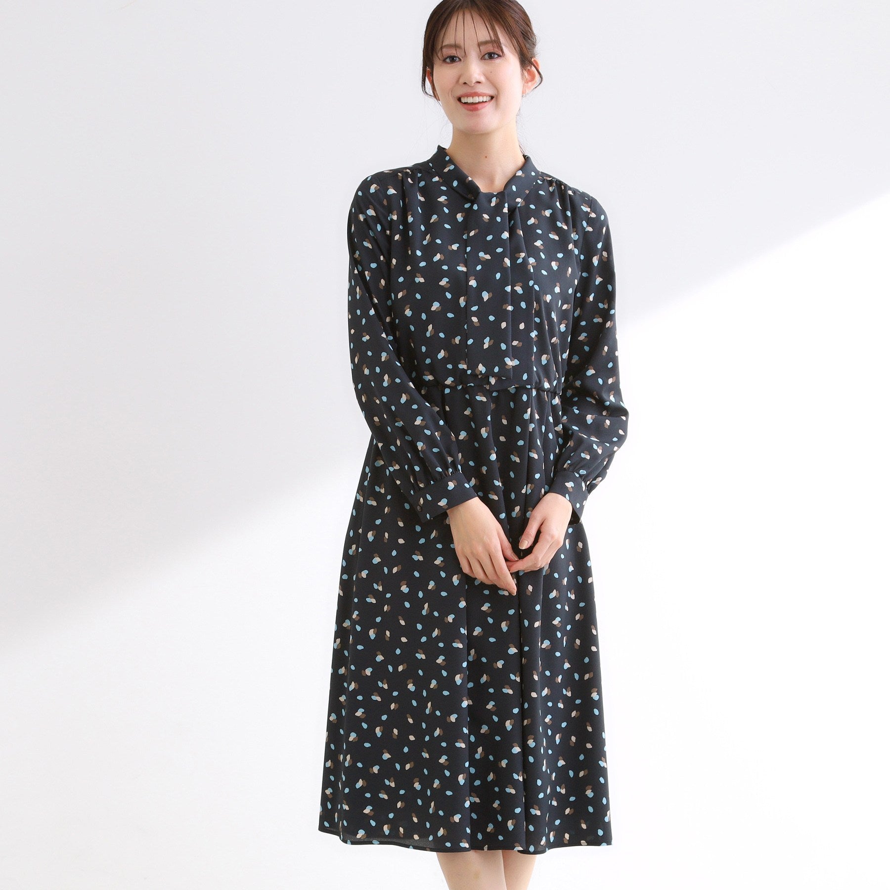 リフレクト Reflect 【通勤・おでかけにおすすめ◎】フラワープリントボウタイワンピース （カーキ(127)） カーキ(127)