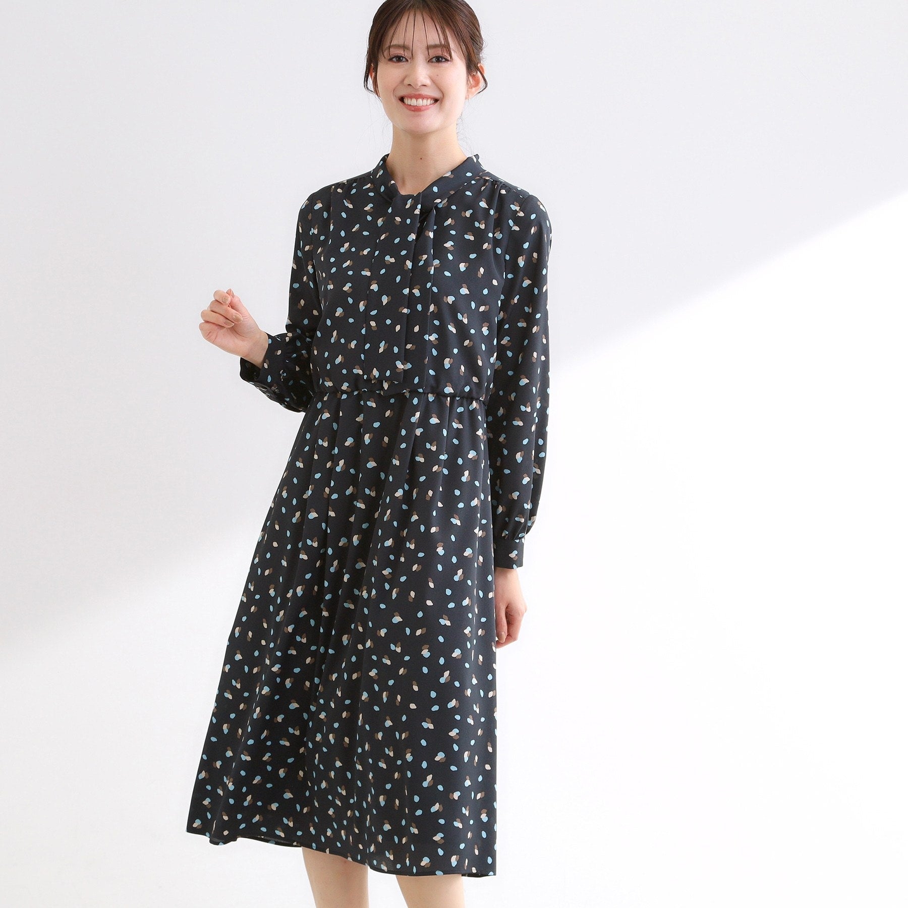 リフレクト Reflect 【通勤・おでかけにおすすめ◎】フラワープリントボウタイワンピース （カーキ(127)） カーキ(127)