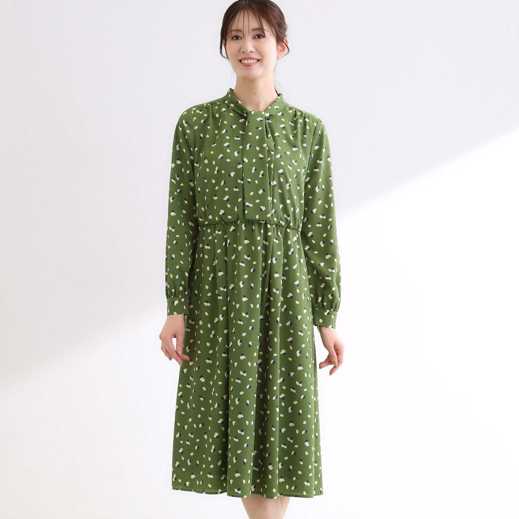 リフレクト Reflect 【通勤・おでかけにおすすめ◎】フラワープリントボウタイワンピース （カーキ(127)） カーキ(127)