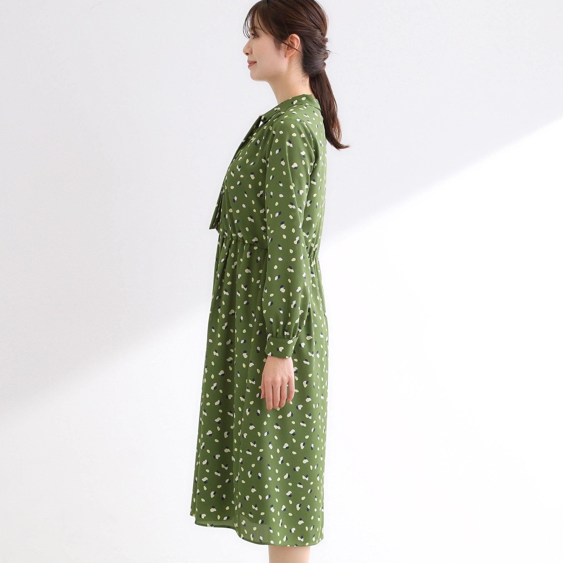 リフレクト Reflect 【通勤・おでかけにおすすめ◎】フラワープリントボウタイワンピース （カーキ(127)） カーキ(127)