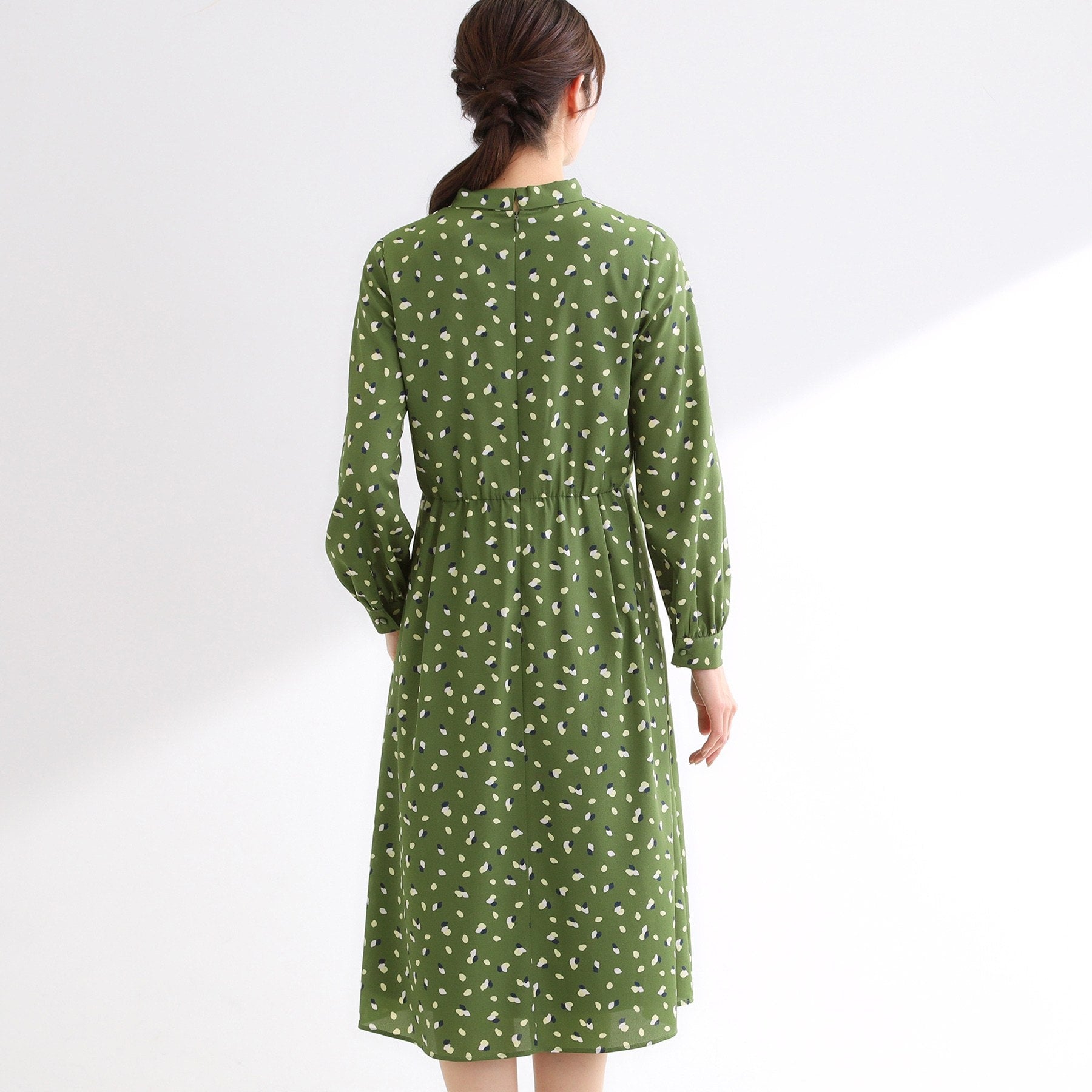 リフレクト Reflect 【通勤・おでかけにおすすめ◎】フラワープリントボウタイワンピース （カーキ(127)） カーキ(127)