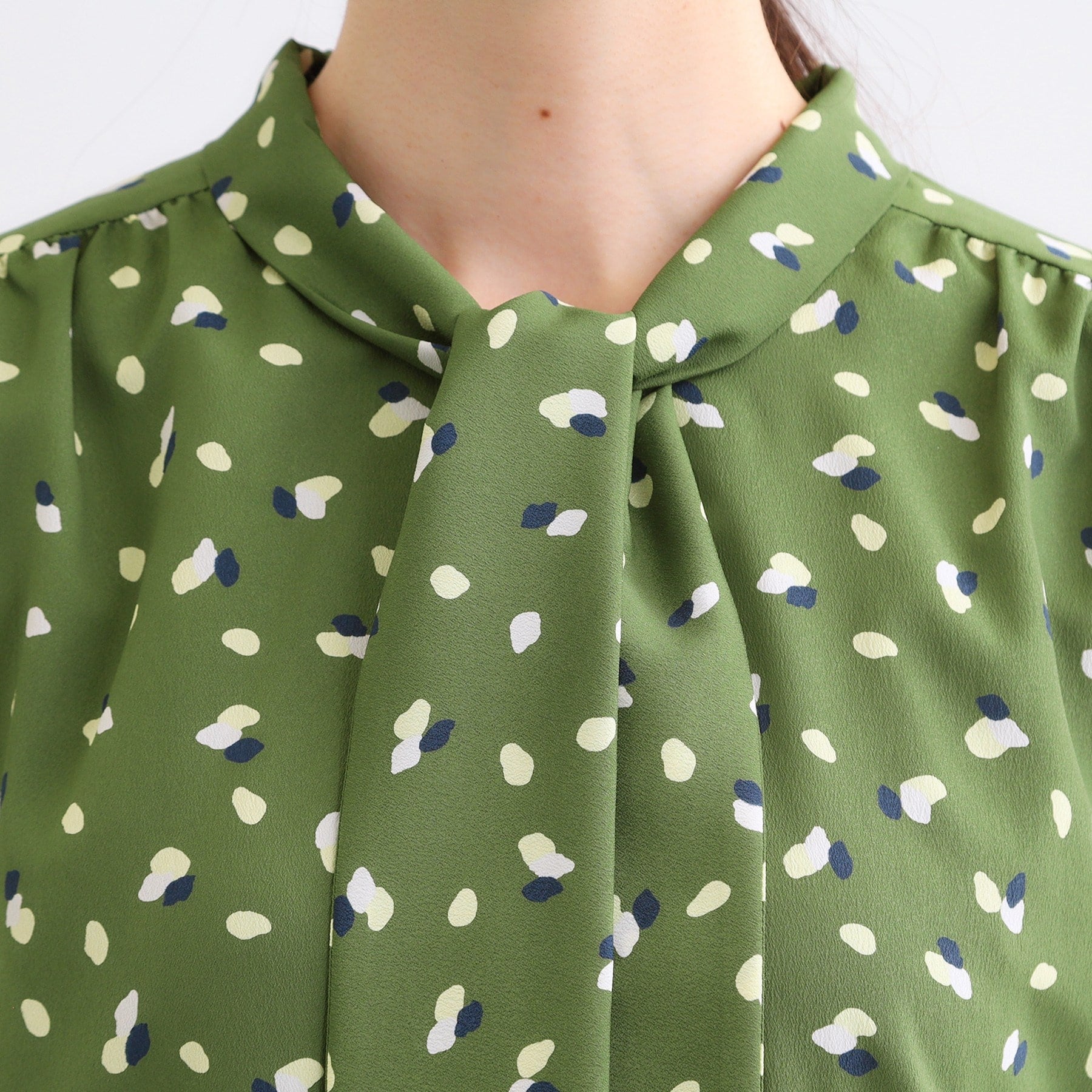 リフレクト Reflect 【通勤・おでかけにおすすめ◎】フラワープリントボウタイワンピース （カーキ(127)） カーキ(127)