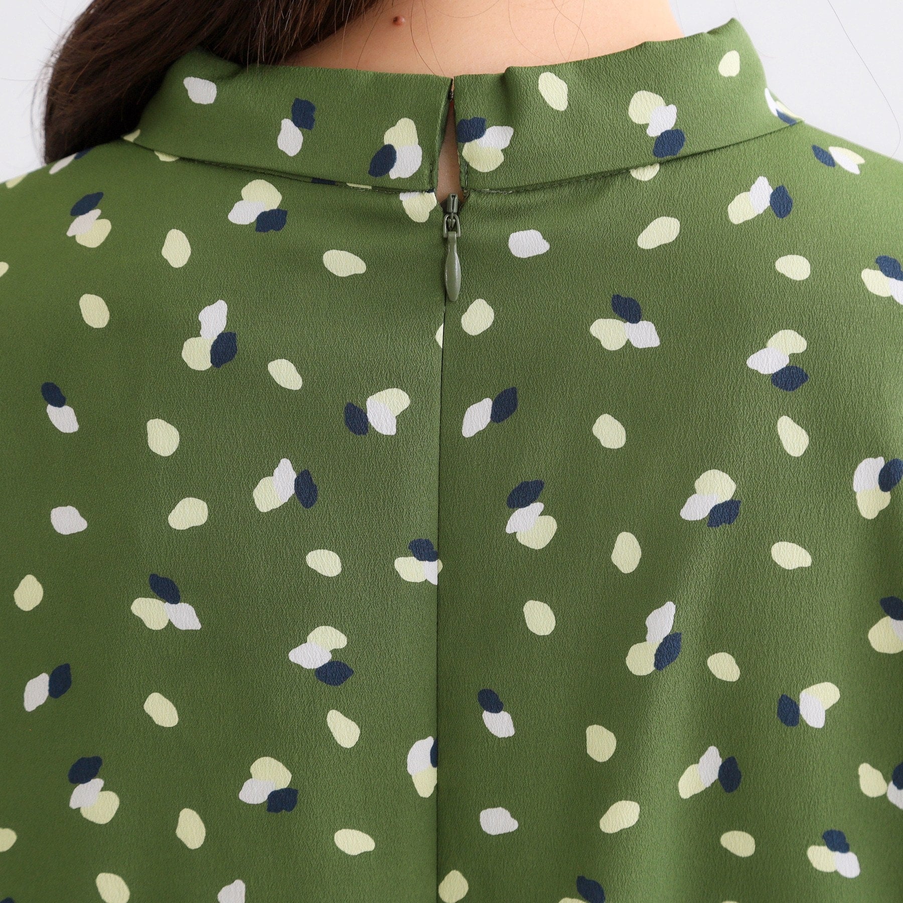 リフレクト Reflect 【通勤・おでかけにおすすめ◎】フラワープリントボウタイワンピース （カーキ(127)） カーキ(127)