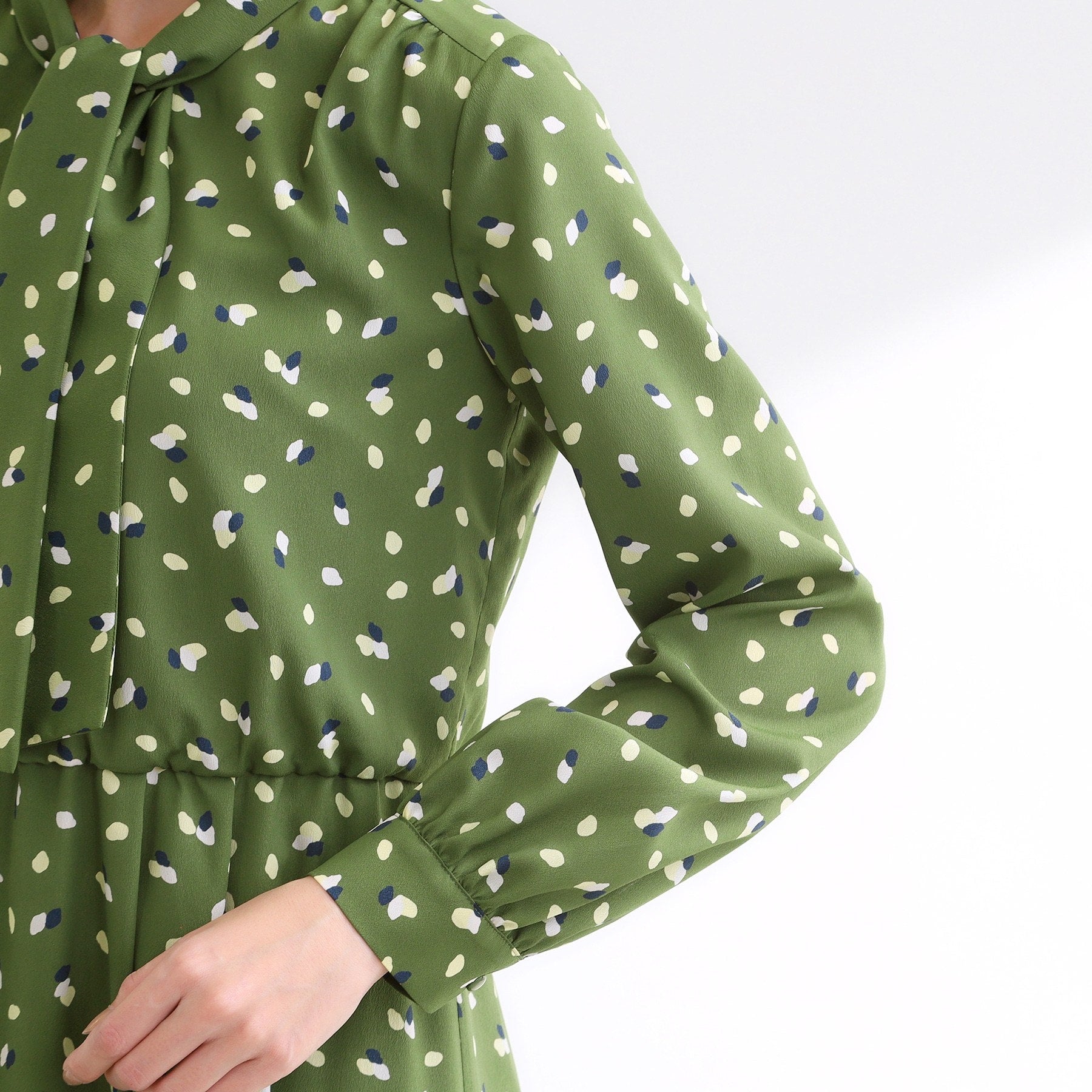 リフレクト Reflect 【通勤・おでかけにおすすめ◎】フラワープリントボウタイワンピース （カーキ(127)） カーキ(127)