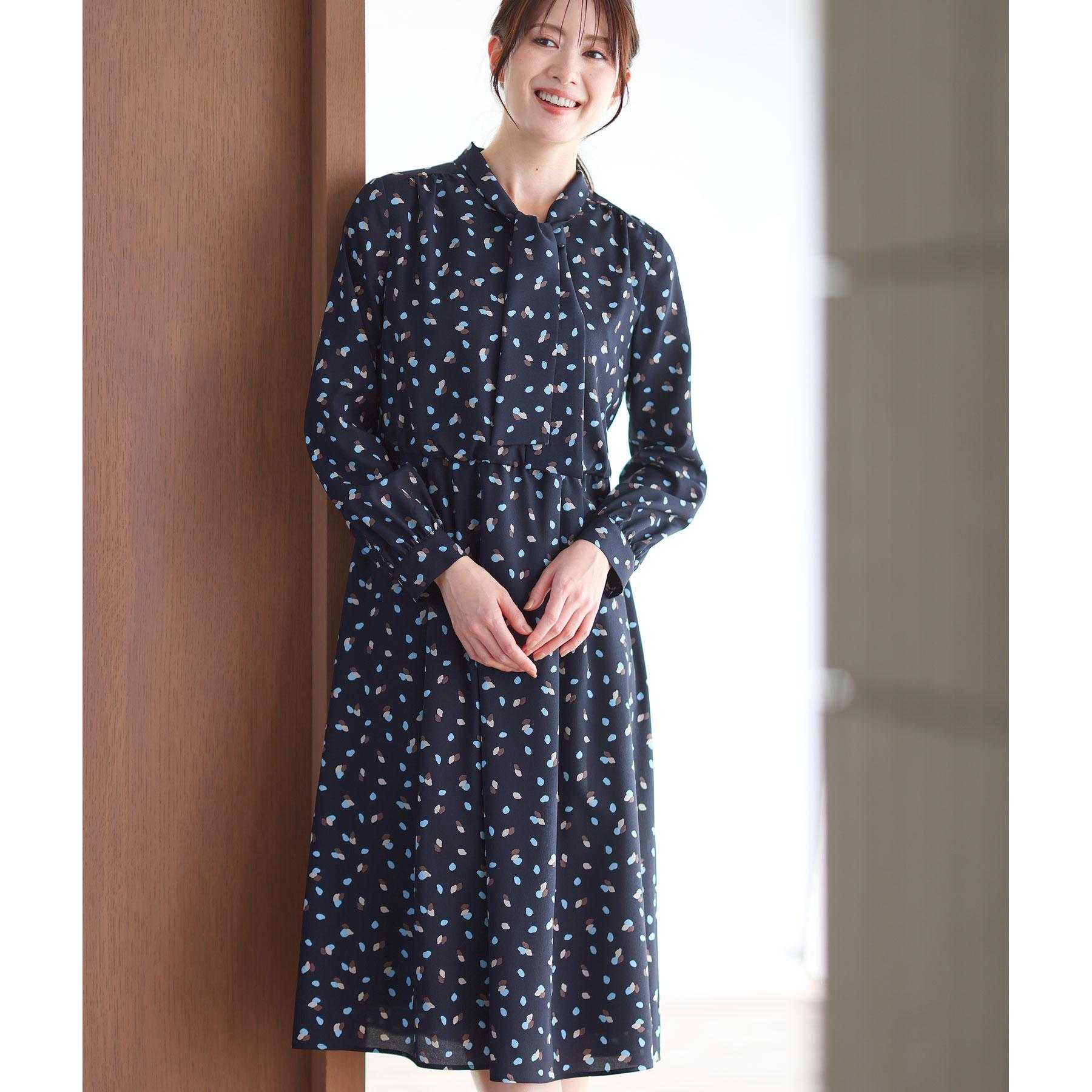 リフレクト Reflect 【通勤・おでかけにおすすめ◎】フラワープリントボウタイワンピース （カーキ(127)） カーキ(127)