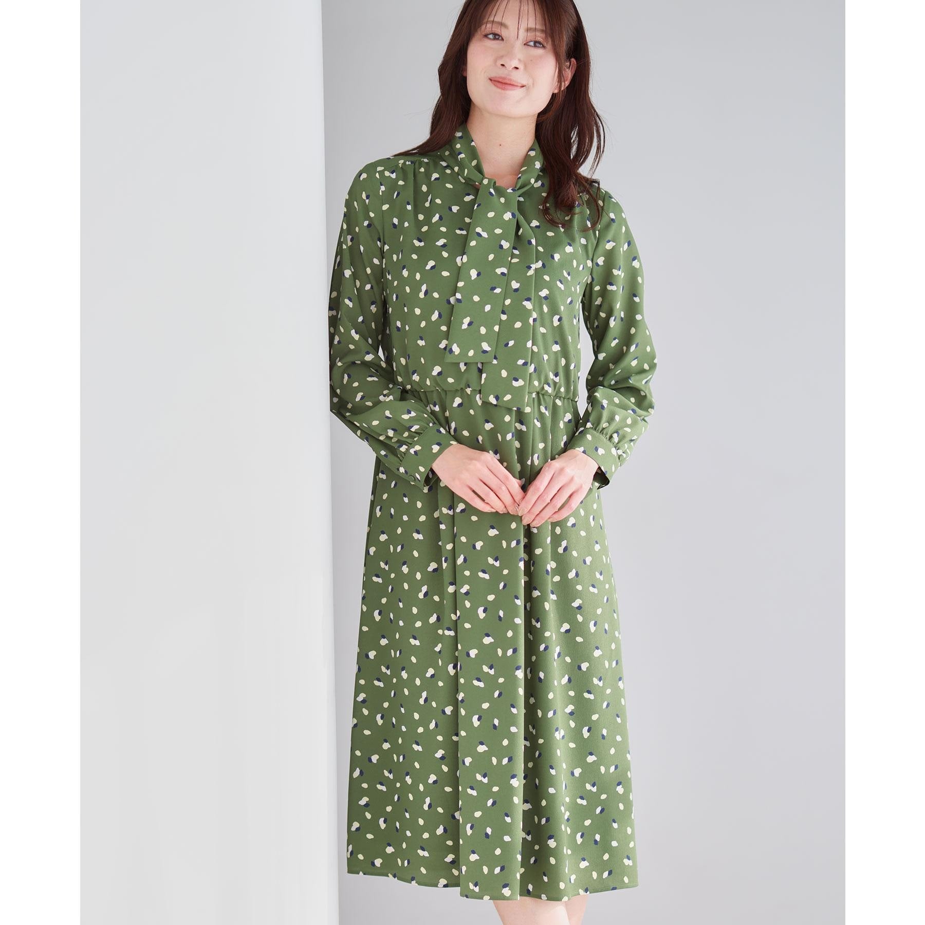 リフレクト Reflect 【通勤・おでかけにおすすめ◎】フラワープリントボウタイワンピース （カーキ(127)） カーキ(127)