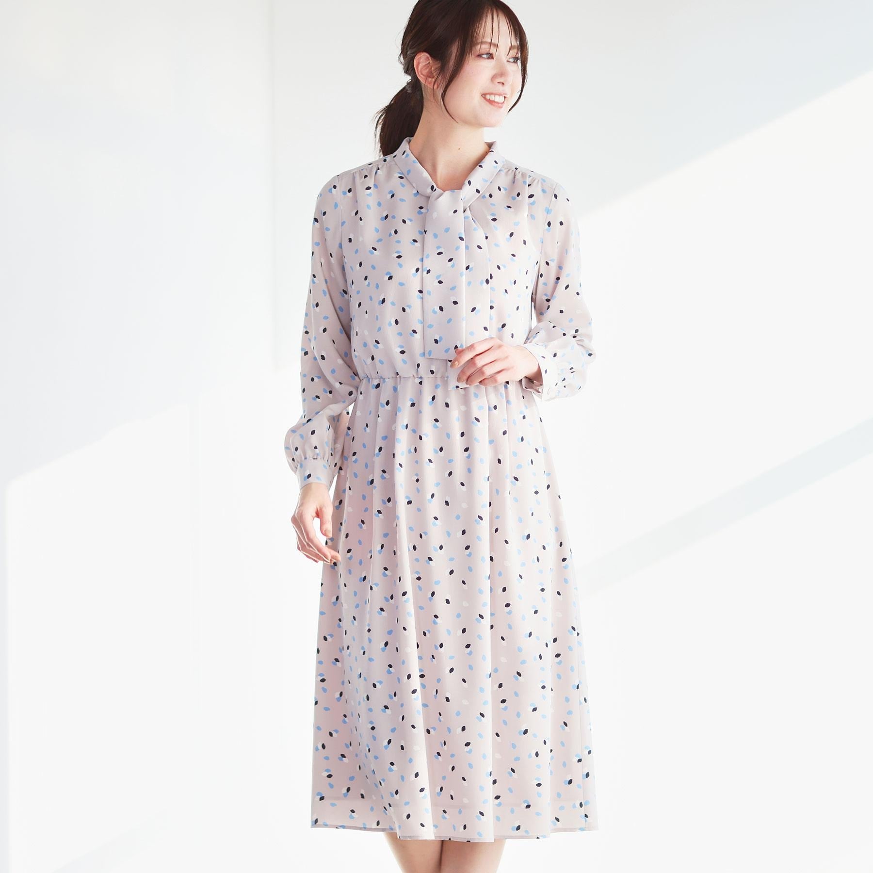 リフレクト Reflect 【通勤・おでかけにおすすめ◎】フラワープリントボウタイワンピース （ライトグレー(111)） ライトグレー(111)