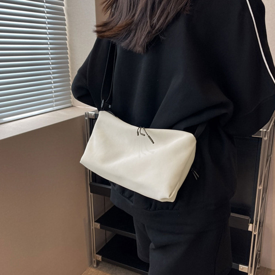 リアルスタイル REAL STYLE ショルダーバッグ レディース メンズ 軽い 軽量 小さめ 斜めがけ ナイロン 横型 スクエア ミニ 無地 カジュアル 自転車 旅行 韓国 （ホワイト） ホワイト