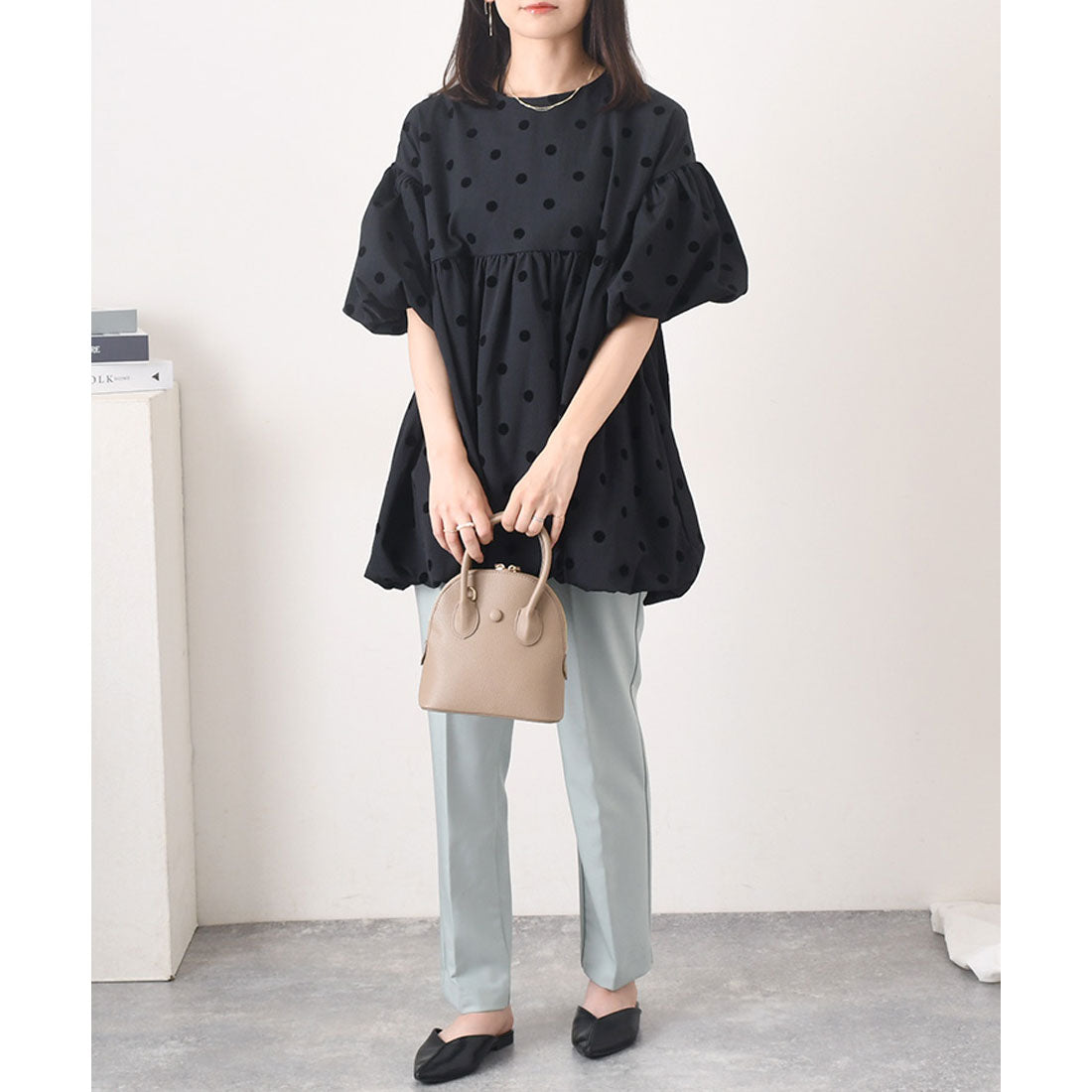 REAL STYLE 女襯衫，短袖，辦公室，時尚，夏季，秋季，束腰上衣，氣球，荷葉邊，波點圖案，漂亮，可愛，遮蓋您的體型，黑色