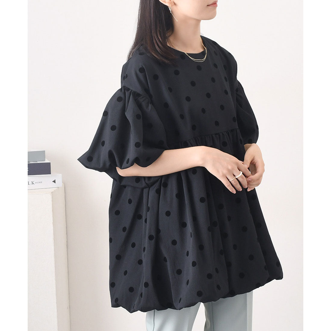 REAL STYLE 女襯衫，短袖，辦公室，時尚，夏季，秋季，束腰上衣，氣球，荷葉邊，波點圖案，漂亮，可愛，遮蓋您的體型，黑色