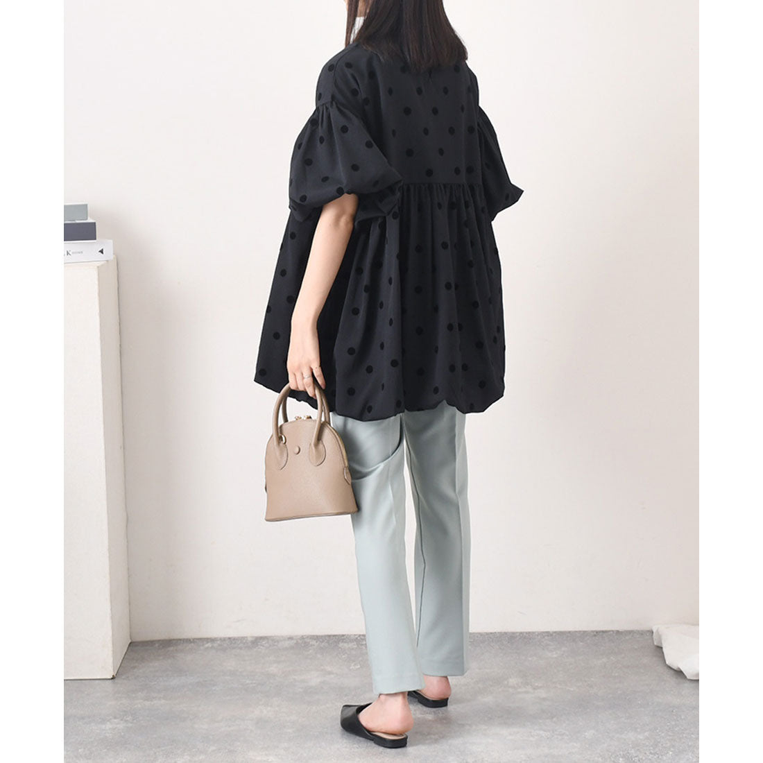 REAL STYLE 女襯衫，短袖，辦公室，時尚，夏季，秋季，束腰上衣，氣球，荷葉邊，波點圖案，漂亮，可愛，遮蓋您的體型，黑色