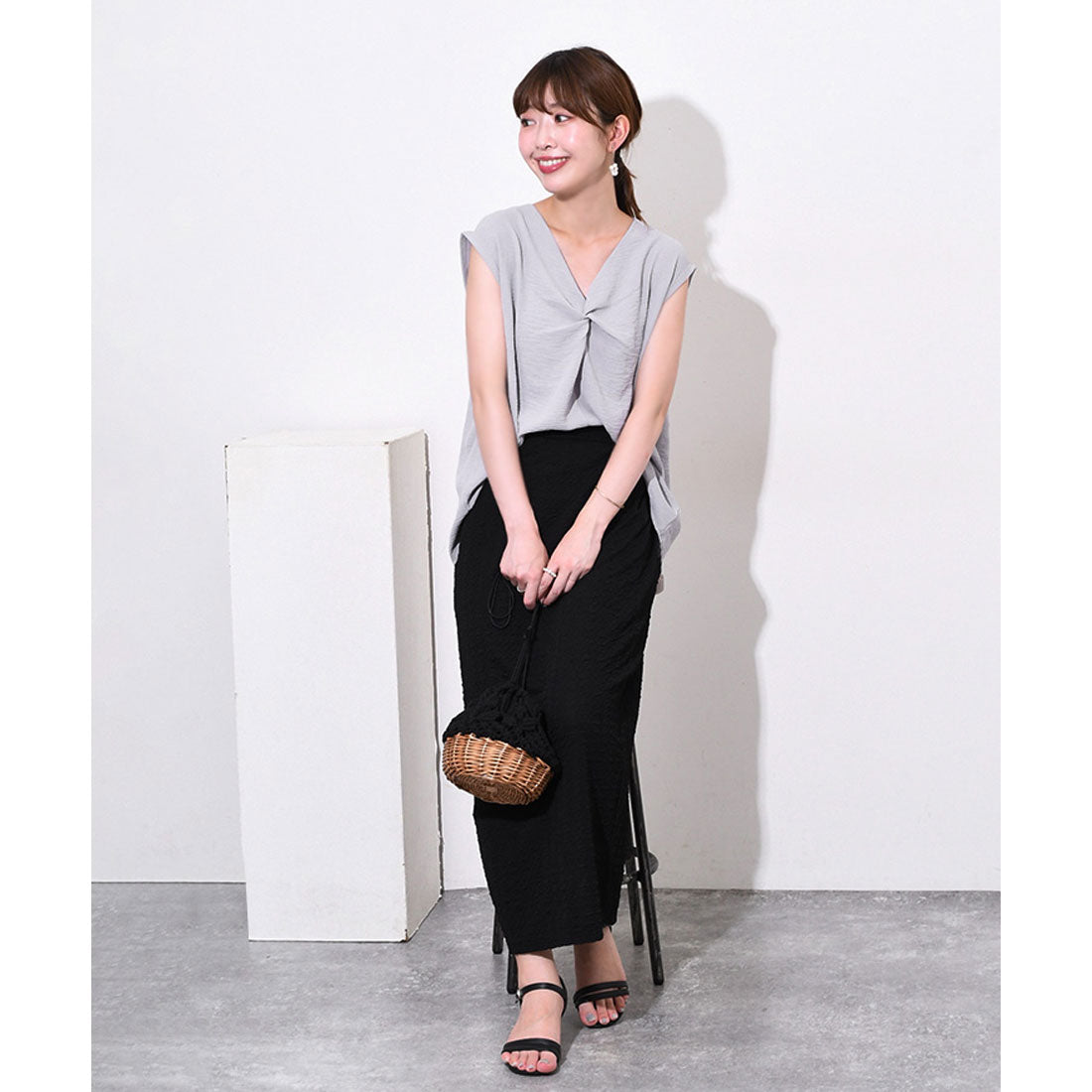 リアルスタイル REAL STYLE ブラウス レディース 夏 オフィス シャツ トップス ノースリーブ タンクトップ 薄手 涼しい ゆったり ツイスト Vネック おしゃれ スラブ 韓国ファッション チンチャコリア （ブラック） ブラック