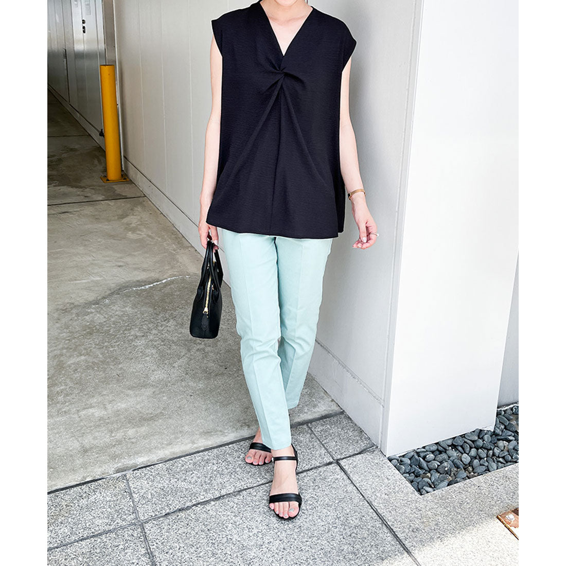 リアルスタイル REAL STYLE ブラウス レディース 夏 オフィス シャツ トップス ノースリーブ タンクトップ 薄手 涼しい ゆったり ツイスト Vネック おしゃれ スラブ 韓国ファッション チンチャコリア （ブラック） ブラック