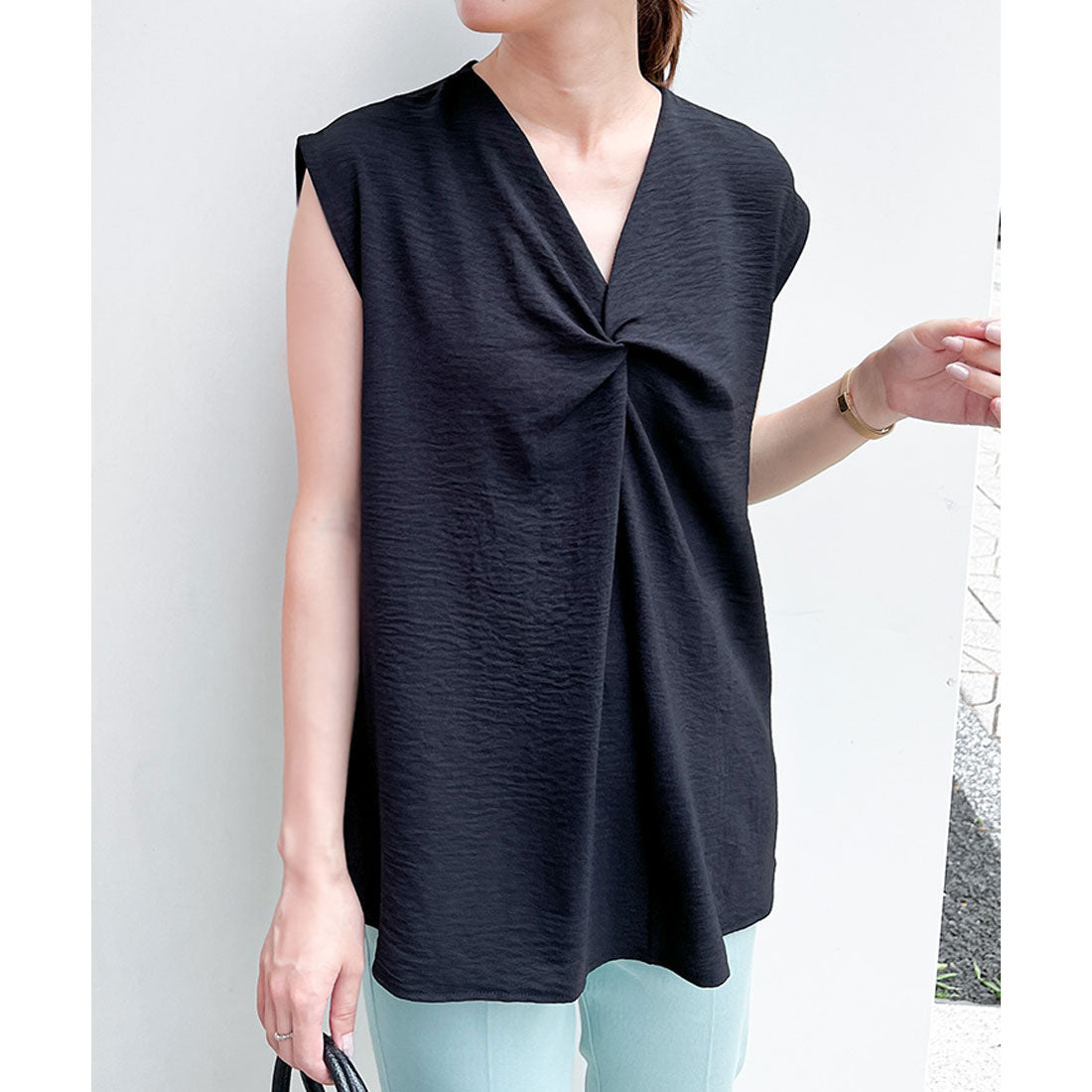 リアルスタイル REAL STYLE ブラウス レディース 夏 オフィス シャツ トップス ノースリーブ タンクトップ 薄手 涼しい ゆったり ツイスト Vネック おしゃれ スラブ 韓国ファッション チンチャコリア （ブラック） ブラック