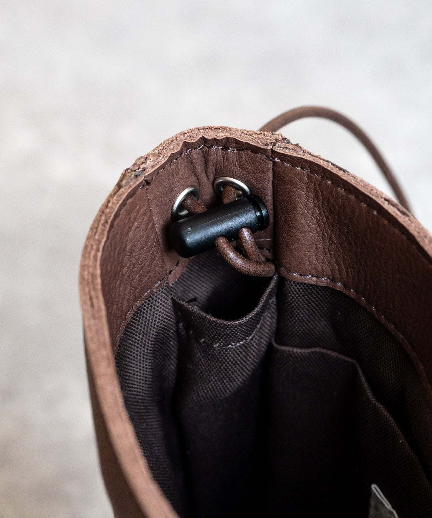 ロッキーモンロー Rocky Monroe 肩背包 小包 男士 女士 牛皮 皮革 油皮 緊湊 日本製 Butler Verner Sails JA-2943 14304