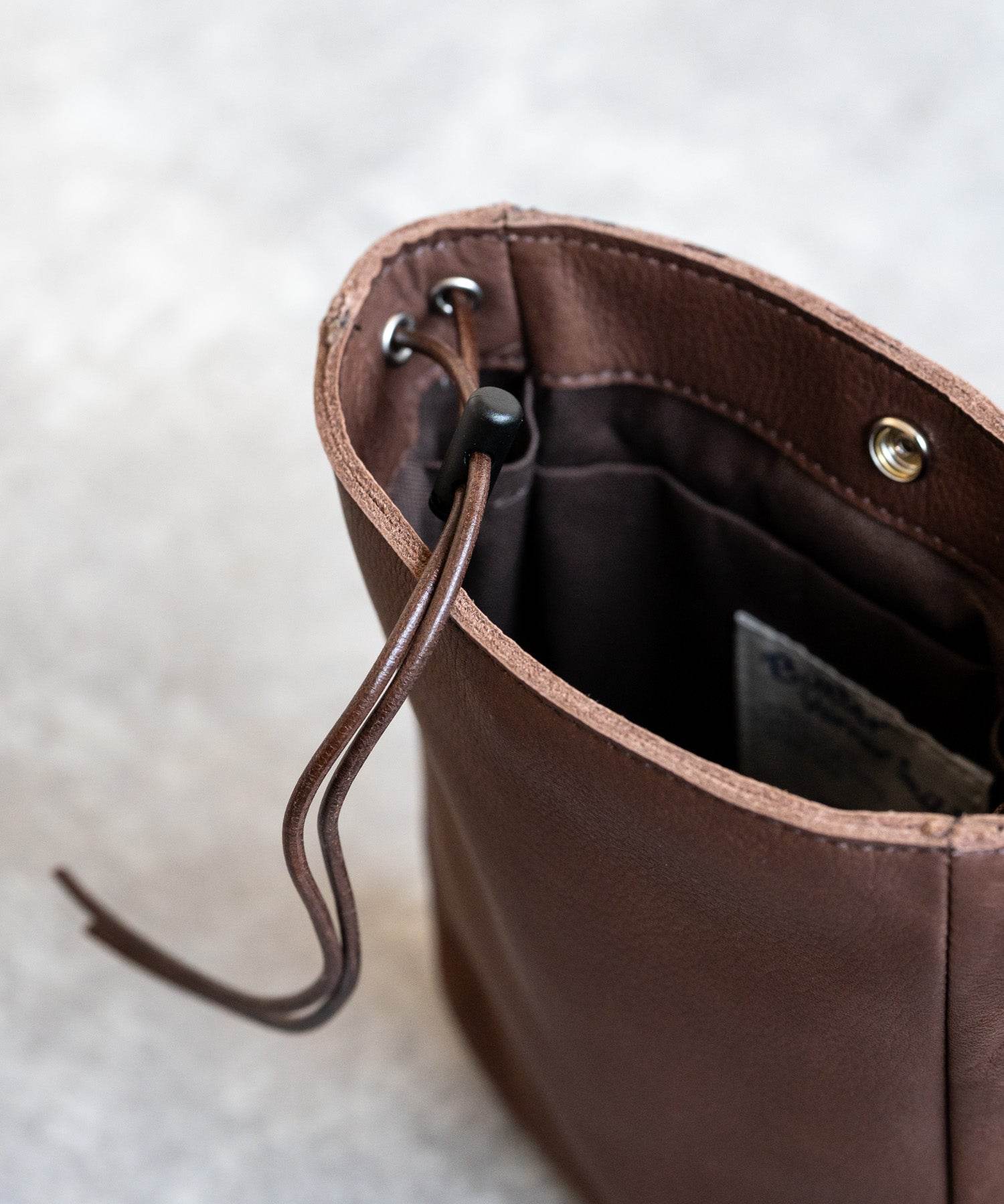 ロッキーモンロー Rocky Monroe 肩背包 小包 男士 女士 牛皮 皮革 油皮 緊湊 日本製 Butler Verner Sails JA-2943 14304