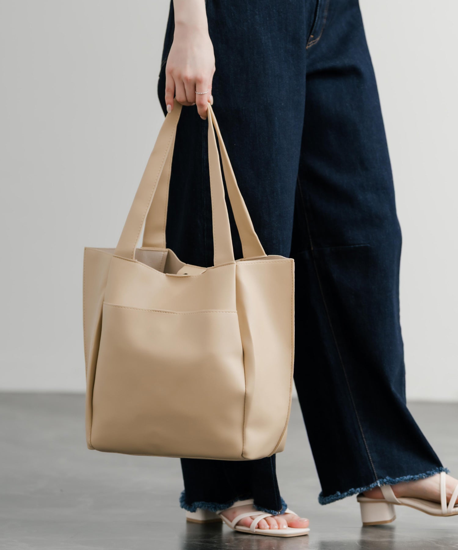 ロッキーモンロー Rocky Monroe トートバッグ 肩掛け ポーチ メンズ レディース フェイクレザー PU 合成皮革 ショルダー 手提げ サブ 鞄 A4収納 モード シンプル 14772 （ベージュ） ベージュ