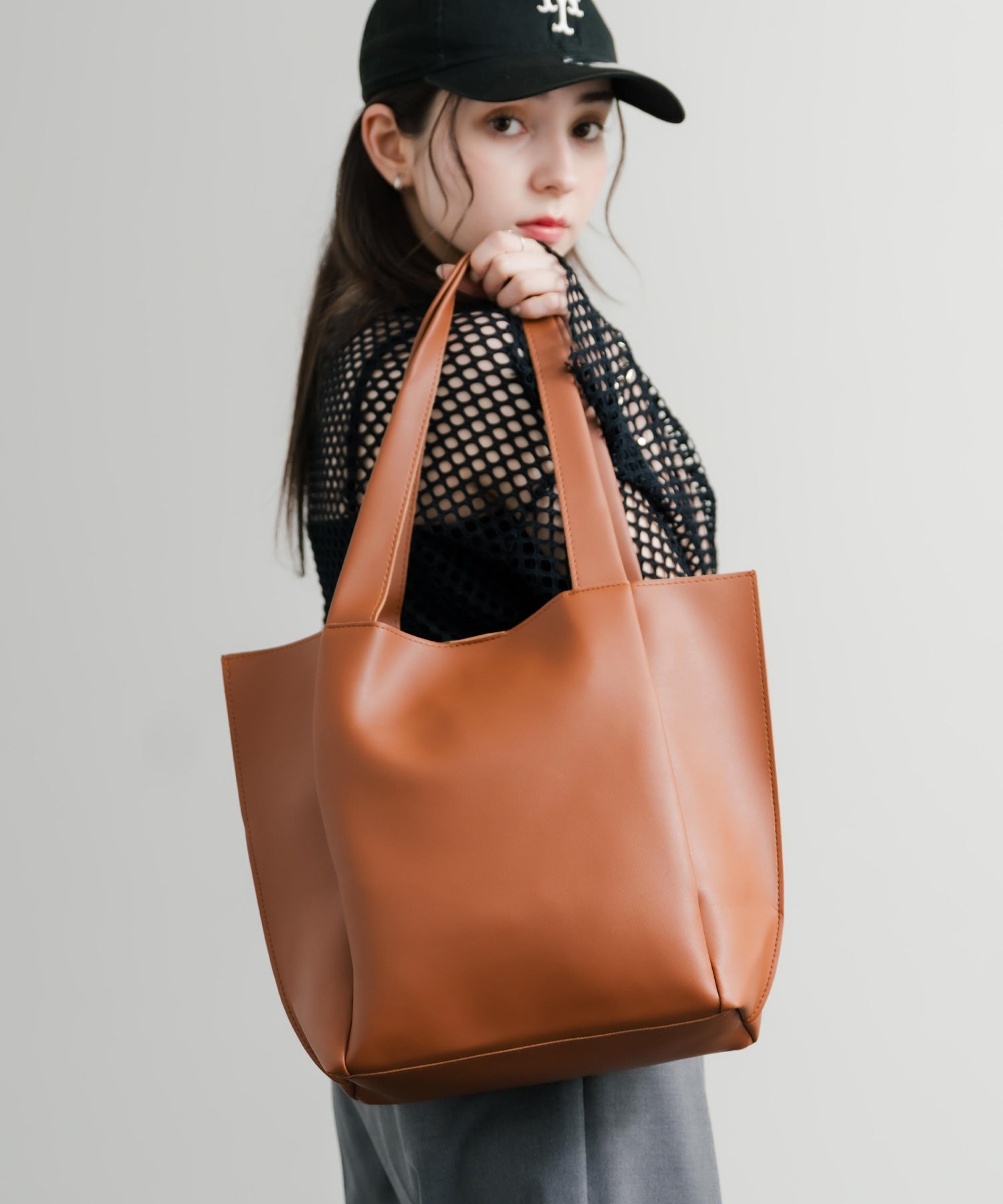 ロッキーモンロー Rocky Monroe トートバッグ 肩掛け ポーチ メンズ レディース フェイクレザー PU 合成皮革 ショルダー 手提げ サブ 鞄 A4収納 モード シンプル 14772 （ベージュ） ベージュ